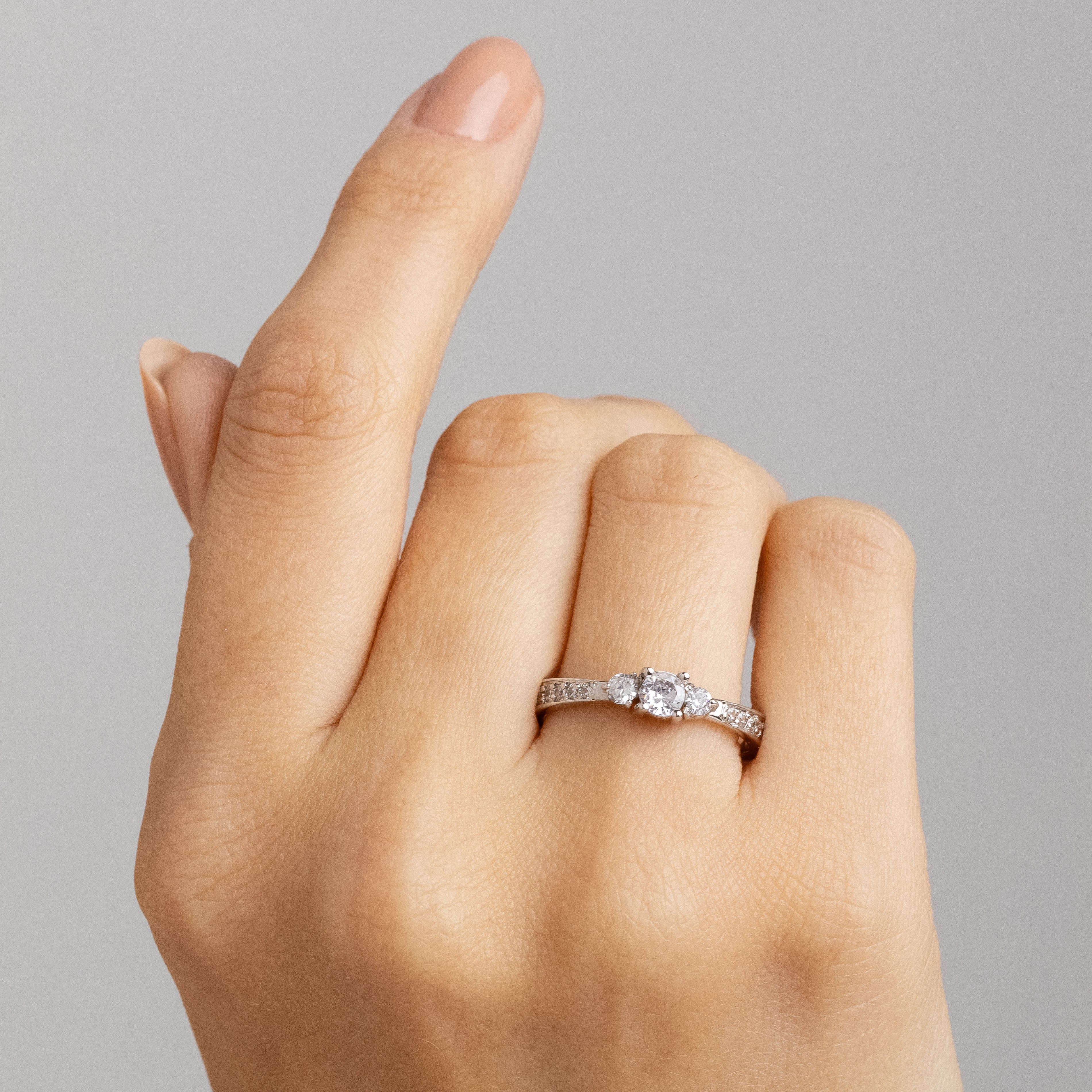 Anel Solitário Bridgerton Ouro Branco 18K