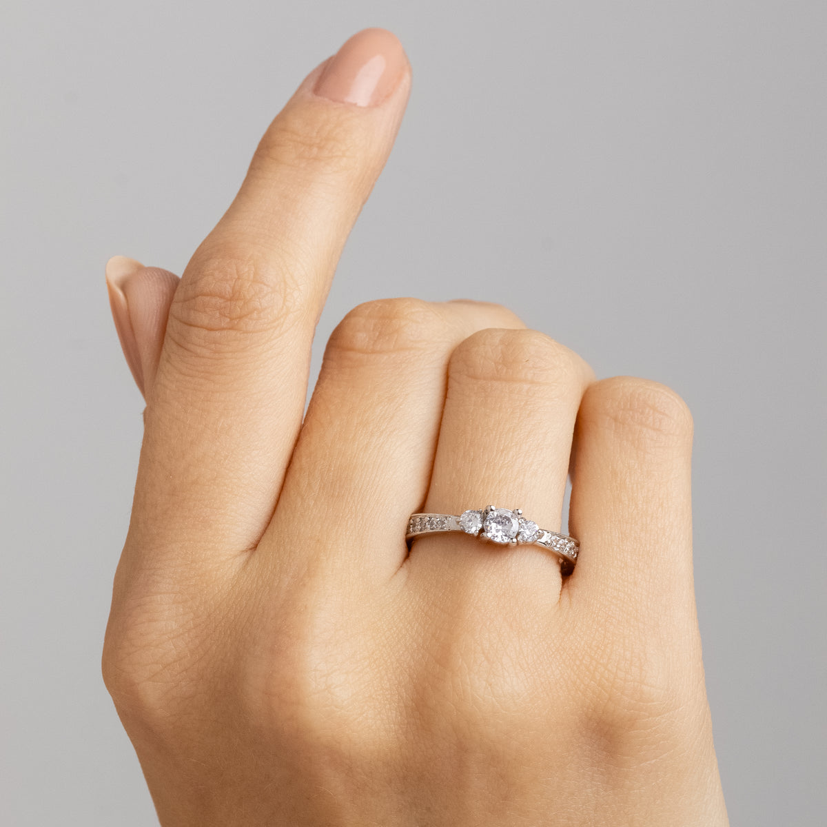 Anel Solitário Bridgerton Ouro Branco 18K