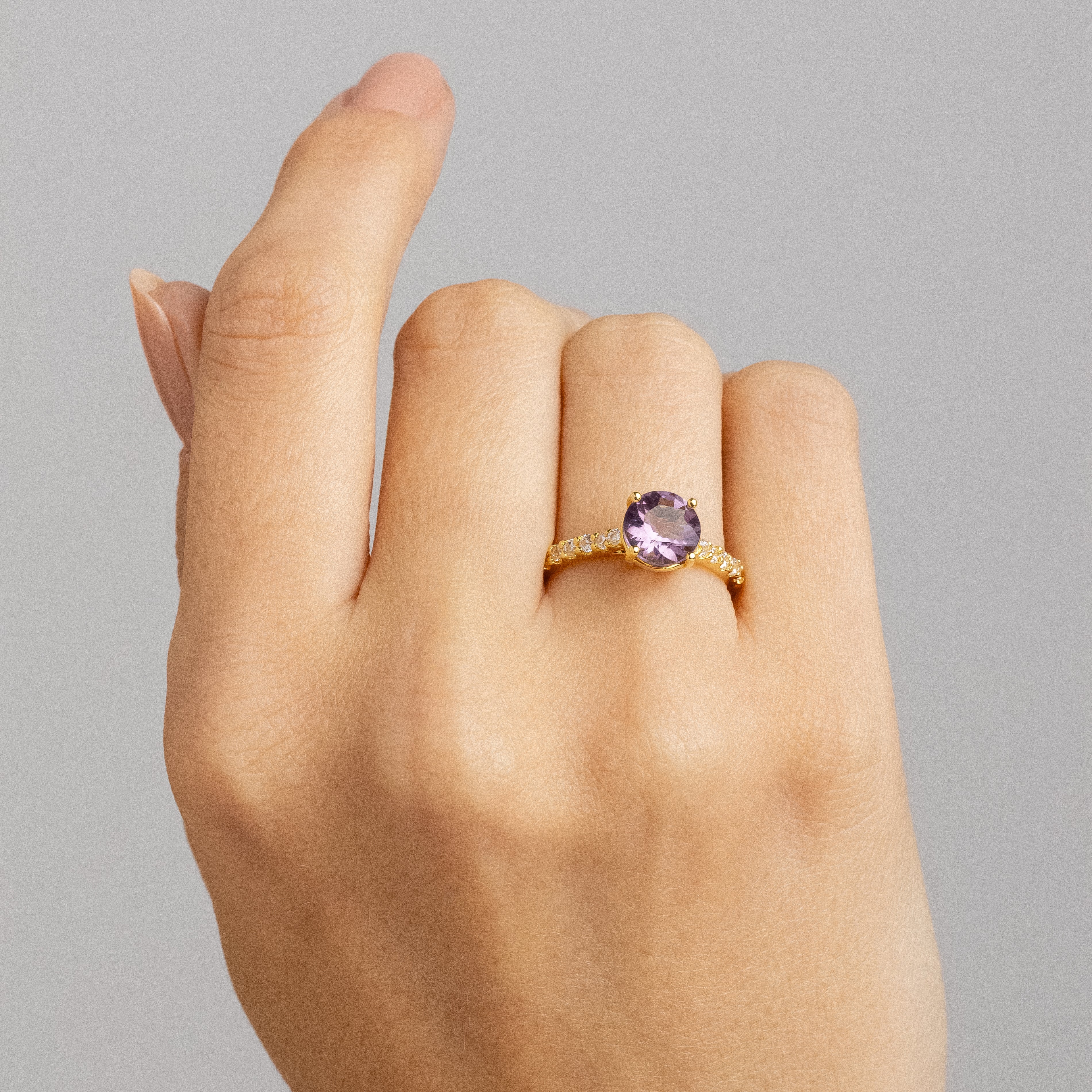 Anel Solitário Pietra Ouro 18K com Ametista e Moissanites