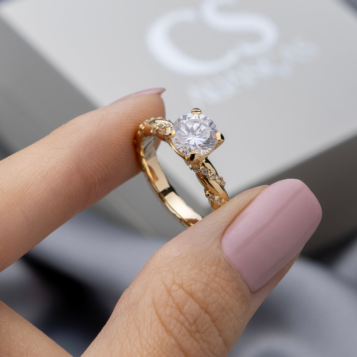 Anel Solitário Evangeline Ouro 18K