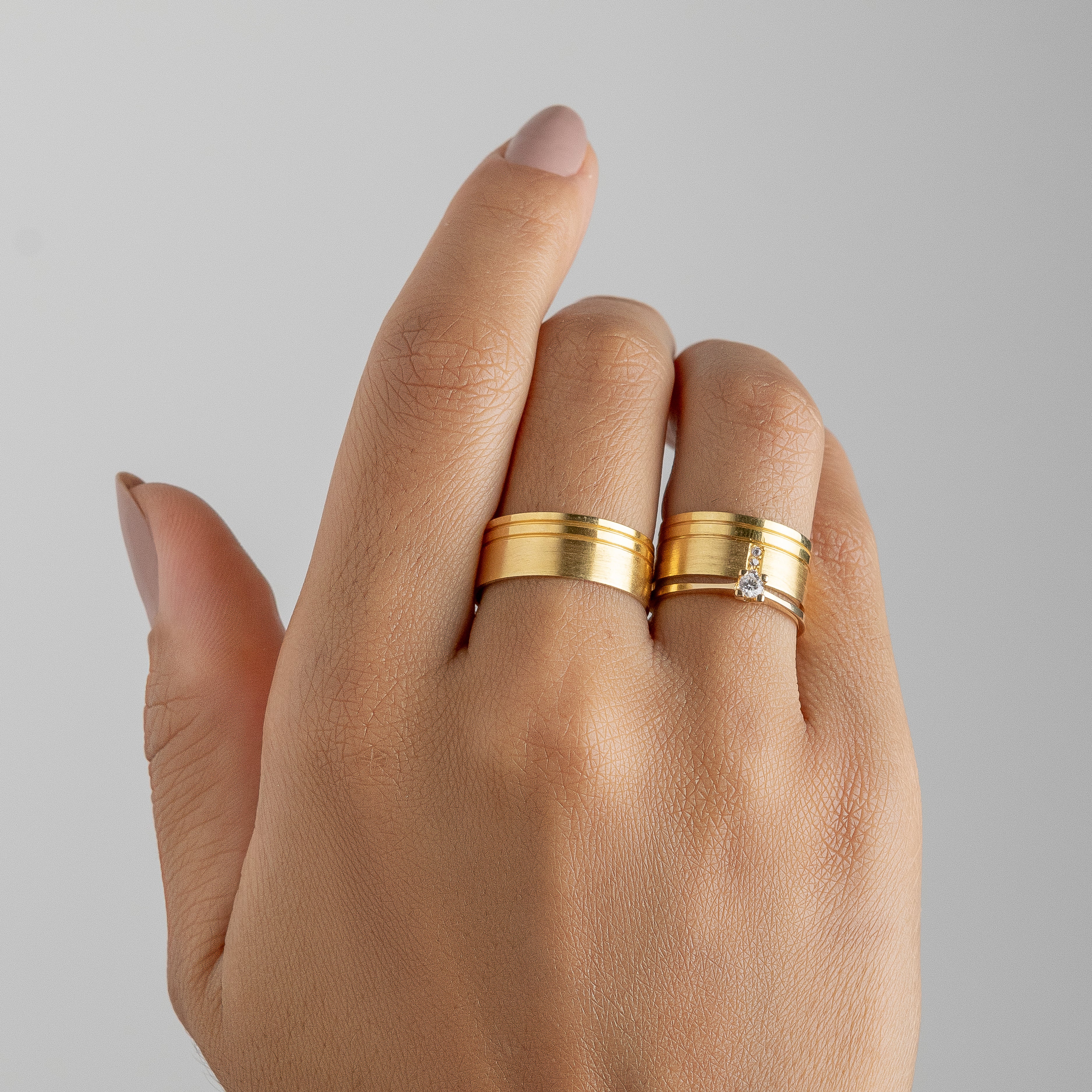 Alianças Conde 8mm Banhadas a Ouro + Anel Brinde