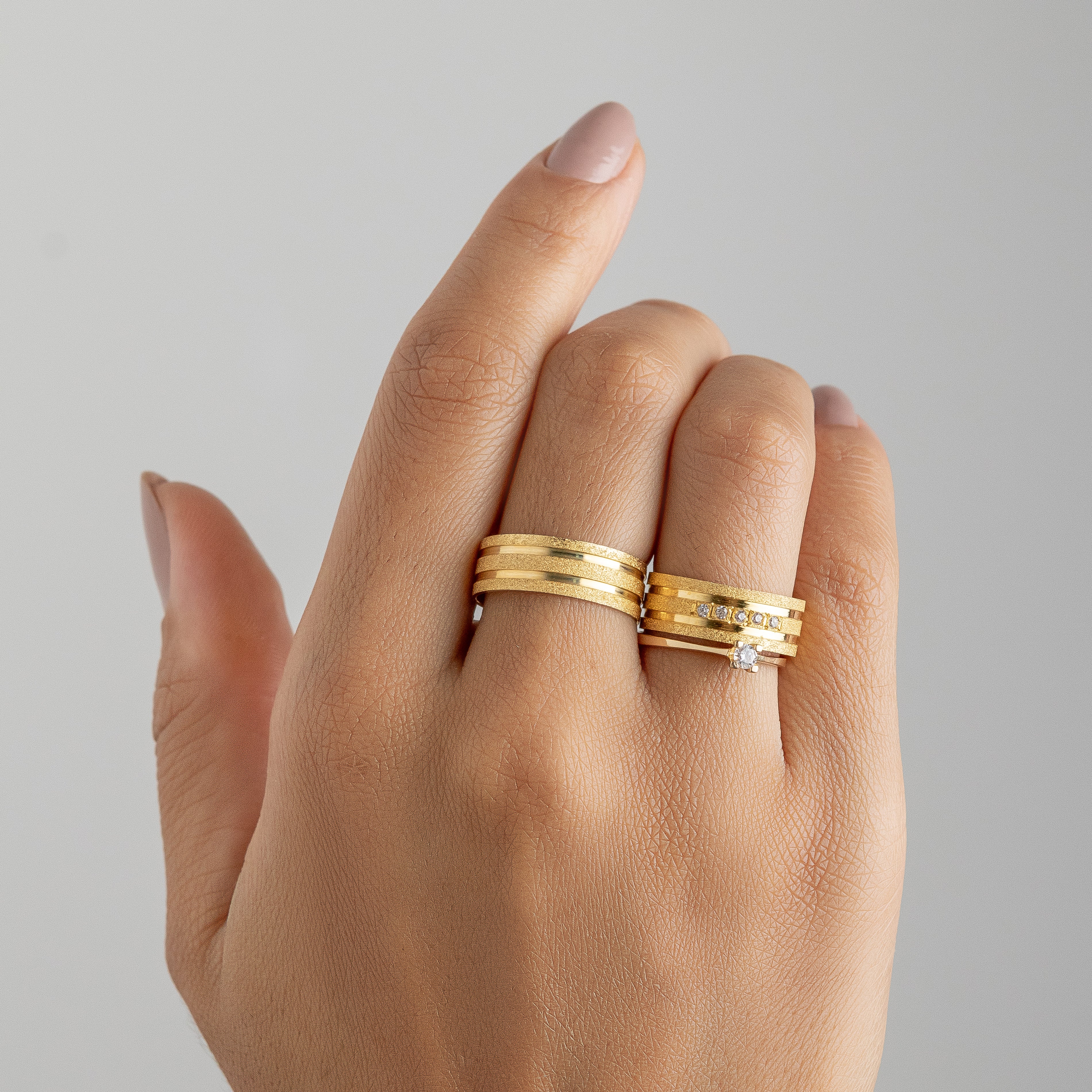 Alianças Silver 7mm Banhadas a Ouro + Anel Brinde