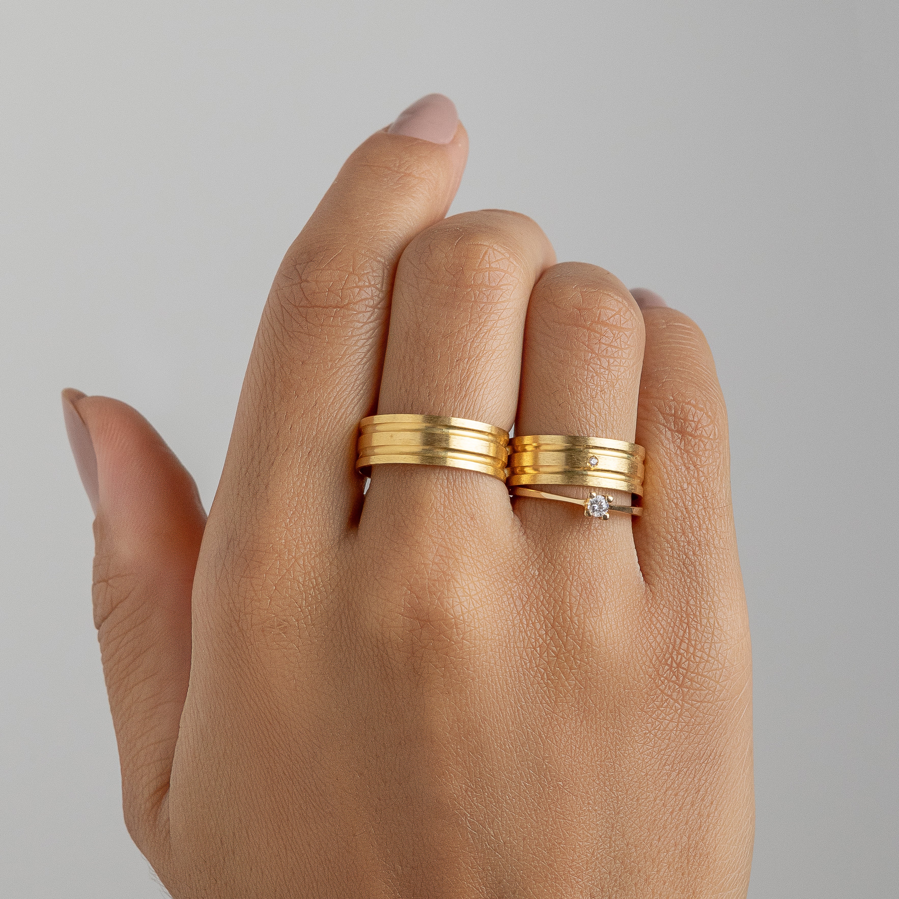 Alianças Martine 7mm Banhadas a Ouro + Anel Brinde