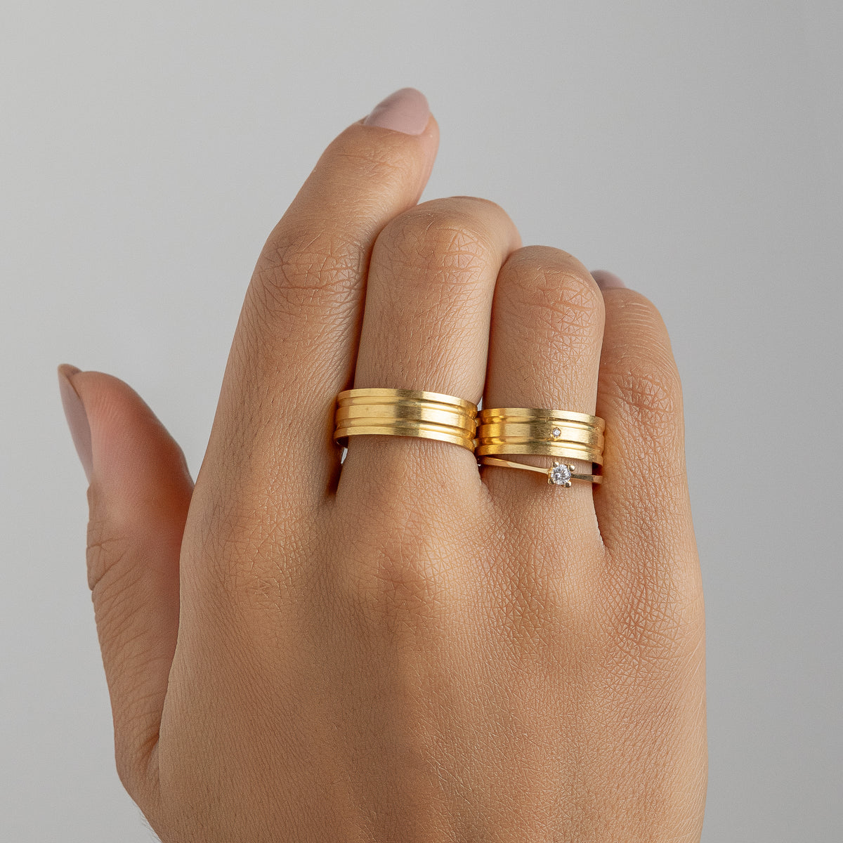 Alianças Martine 7mm Banhadas a Ouro + Anel Brinde