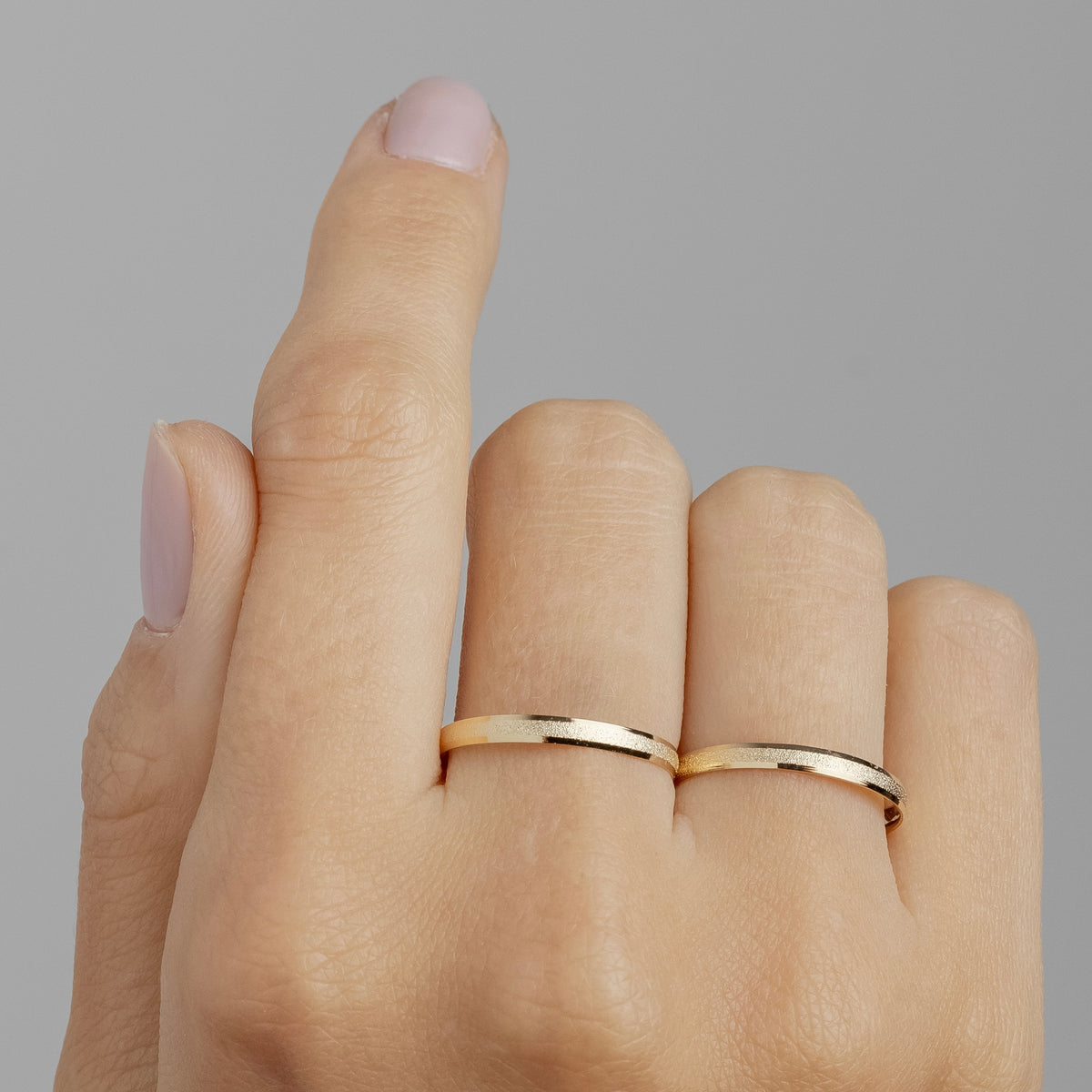 Alianças Celestia 2mm Banhadas a Ouro + Anel Brinde