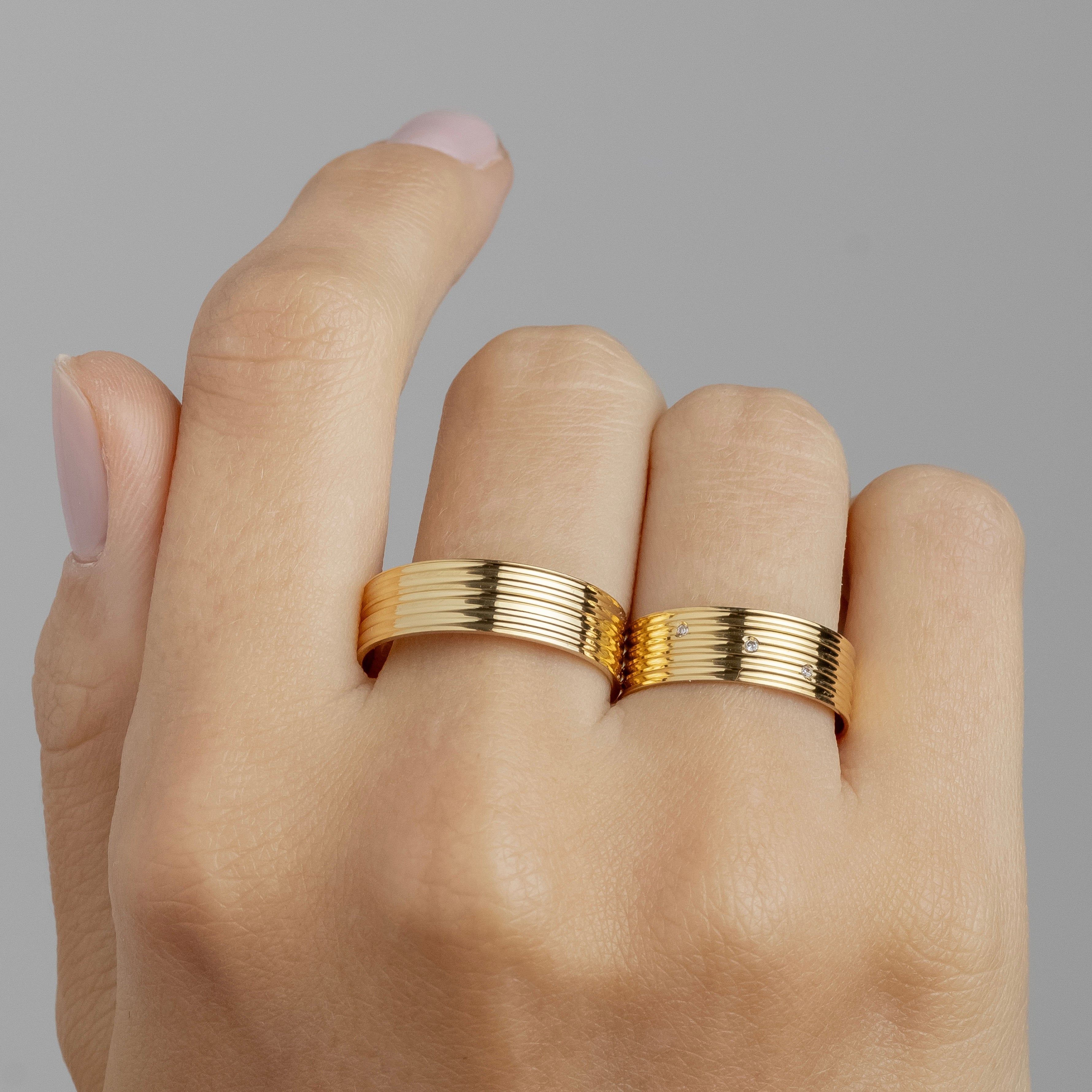 Alianças Meredith 6mm Banhadas a Ouro + Anel Brinde