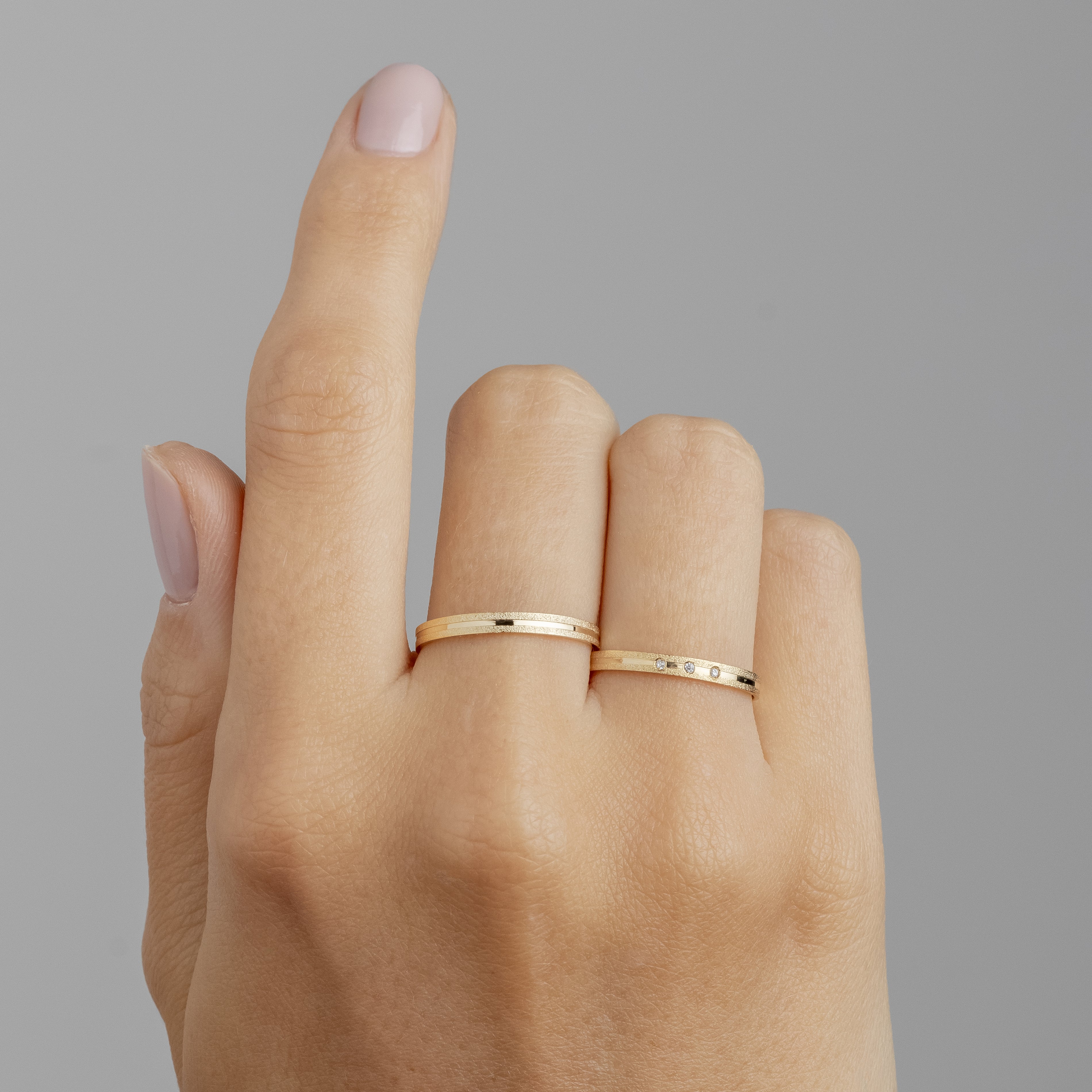 Alianças de Casamento Encanto Ouro 18K 2mm + Anel Brinde