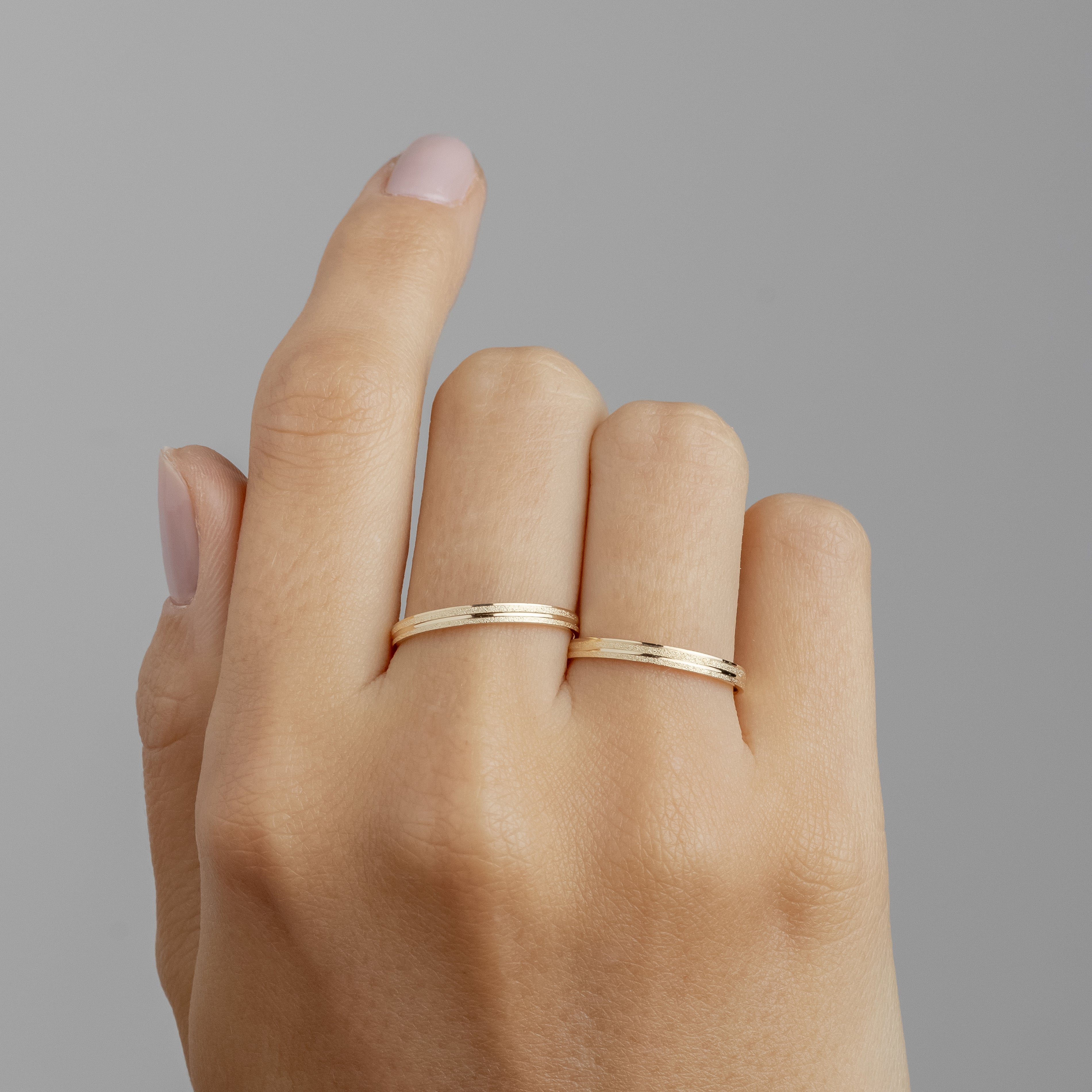 Alianças de Casamento Delicate Ouro 18K 2mm + Anel Brinde