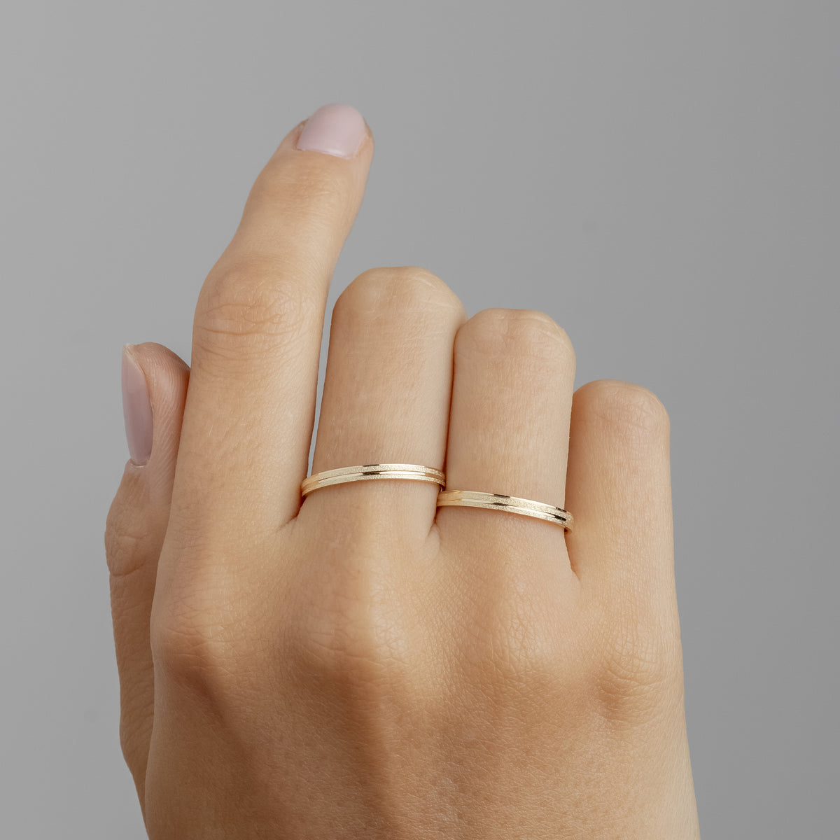 Alianças de Casamento Delicate Ouro 18K 2mm + Anel Brinde