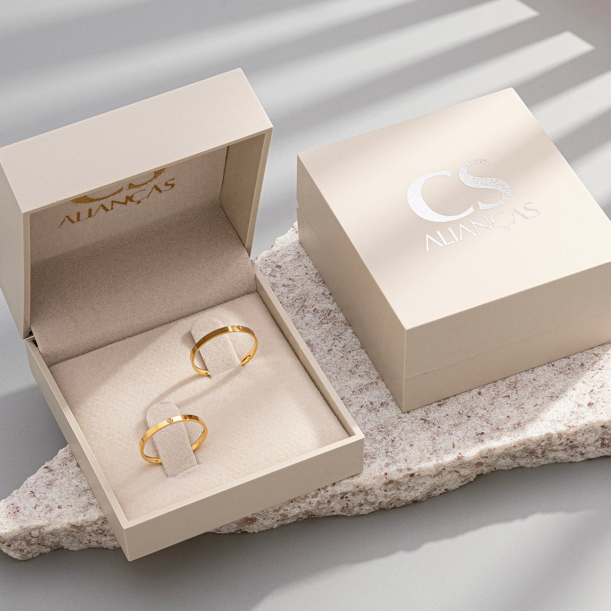 Alianças de Casamento Innocence Ouro 18K 2mm + Anel Brinde