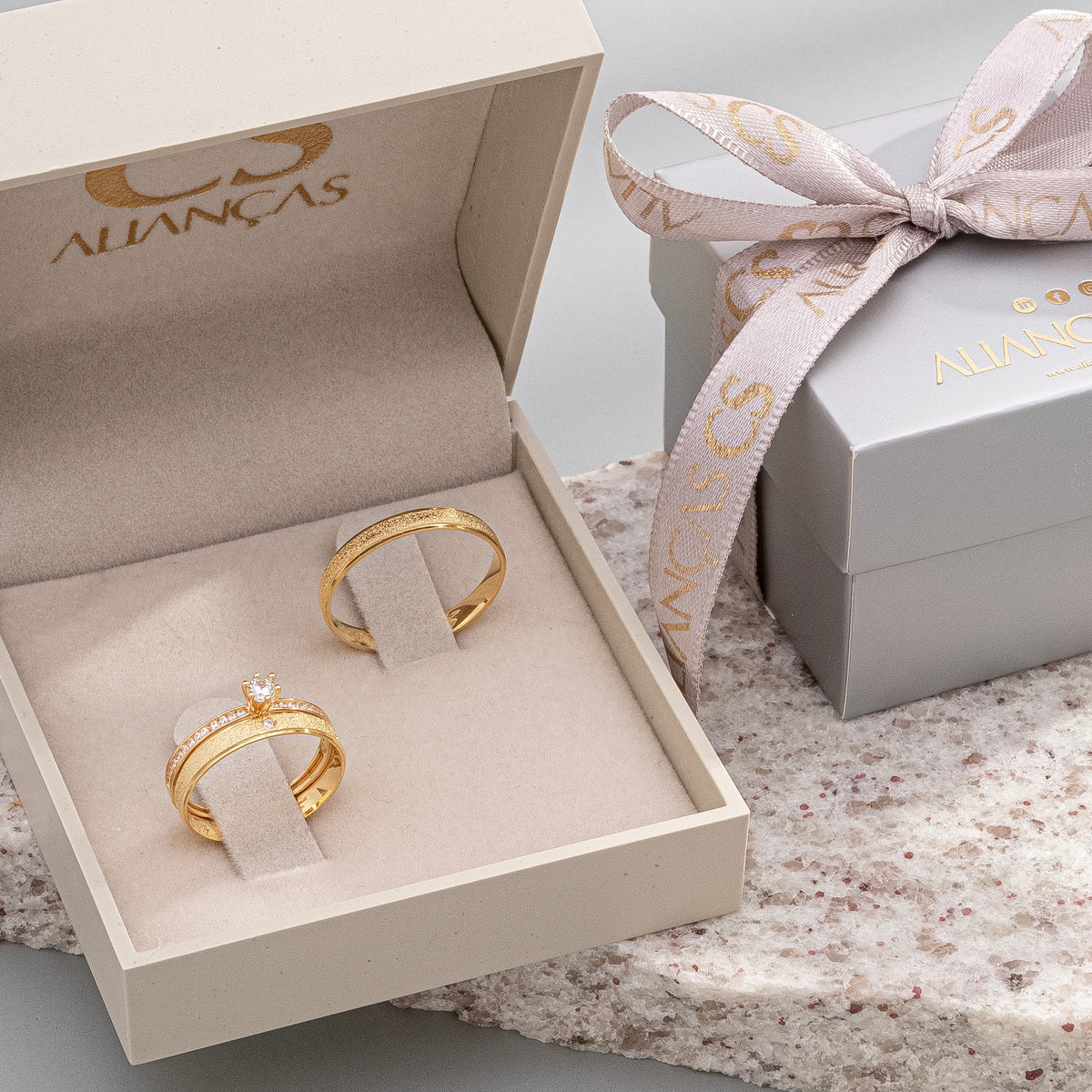 Alianças de Casamento Moiselle Ouro 18K 3mm + Anel Brinde