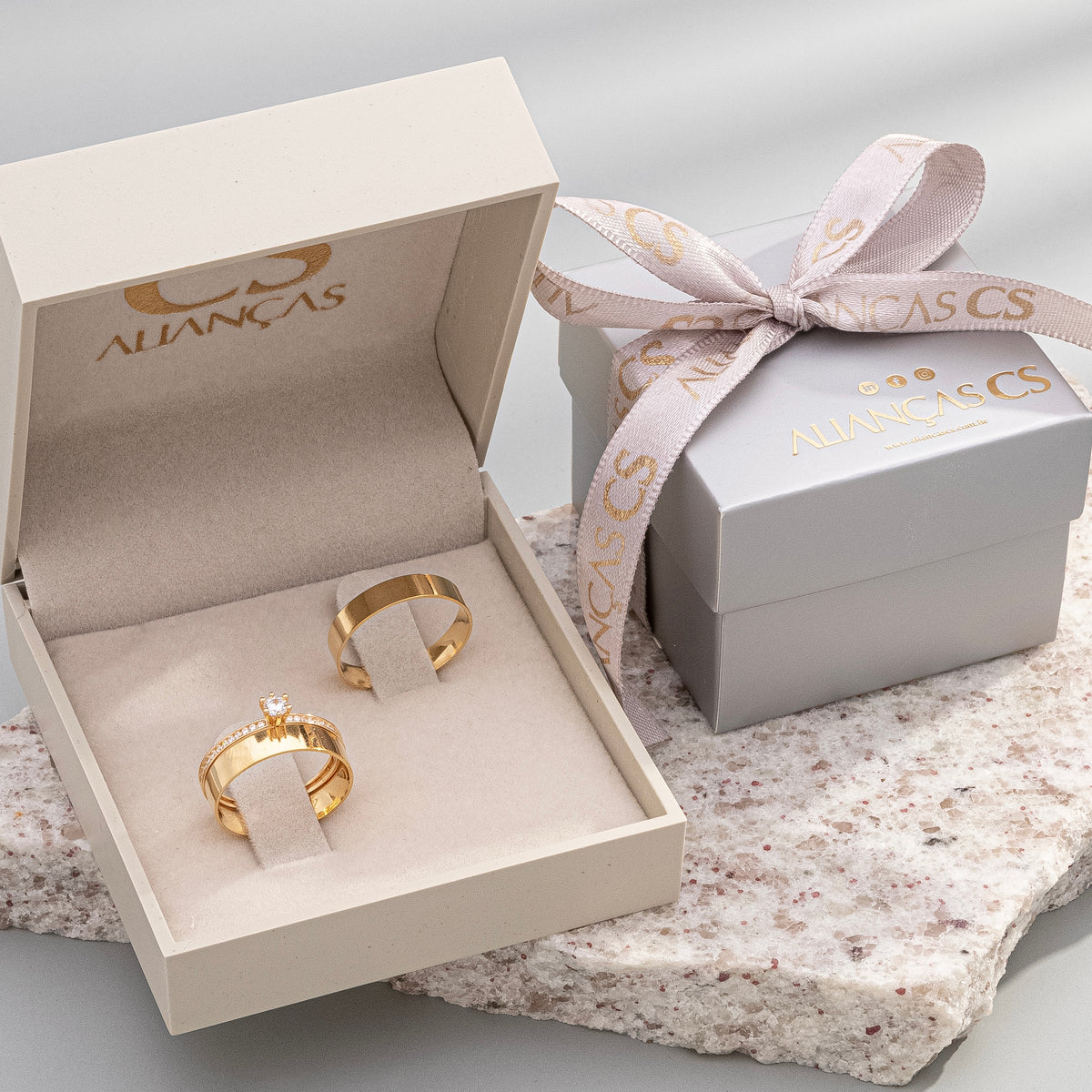 Alianças Nobre 4mm Banhadas a Ouro + Anel Brinde
