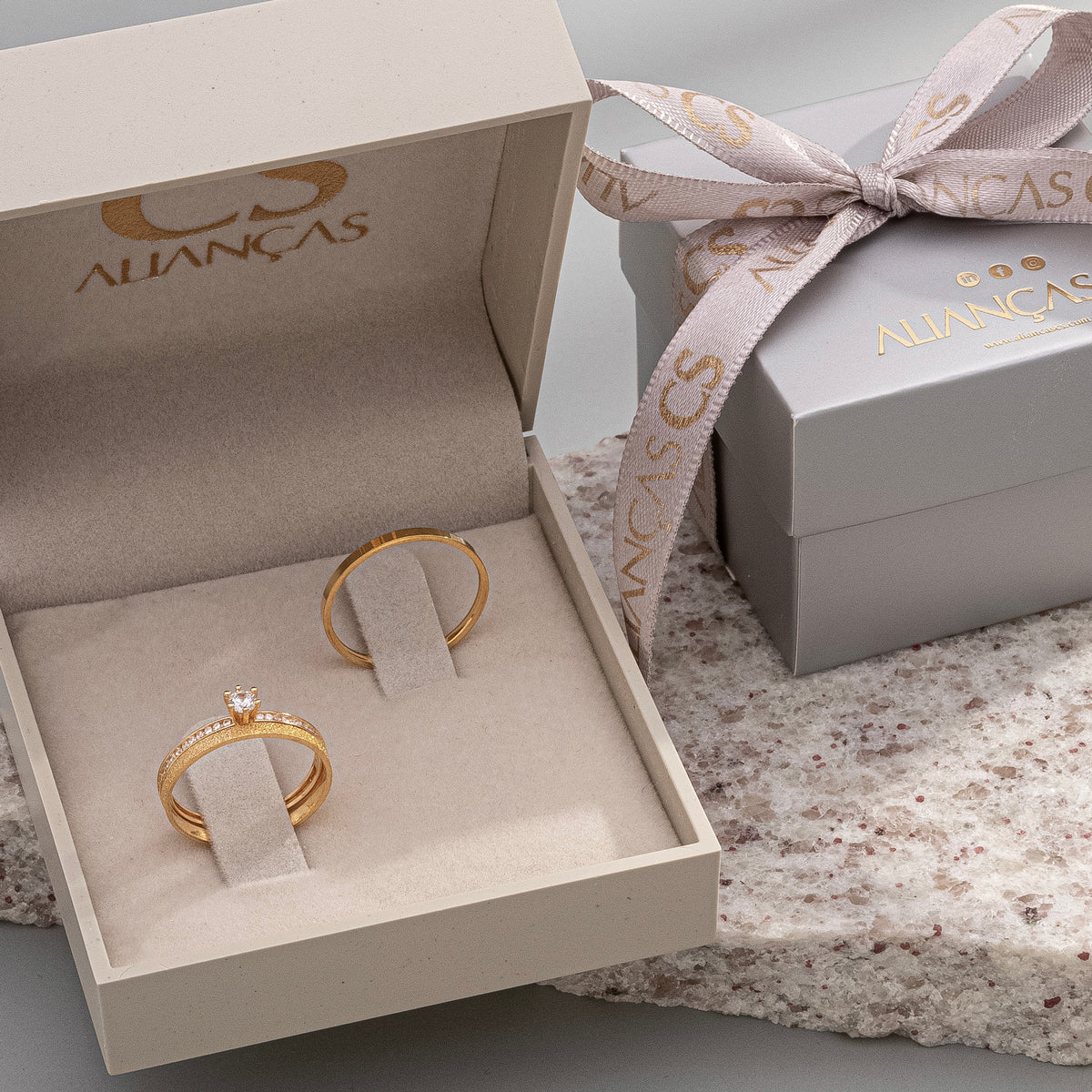Alianças de Casamento Nobre Duo Ouro 18K 2mm + Anel Brinde