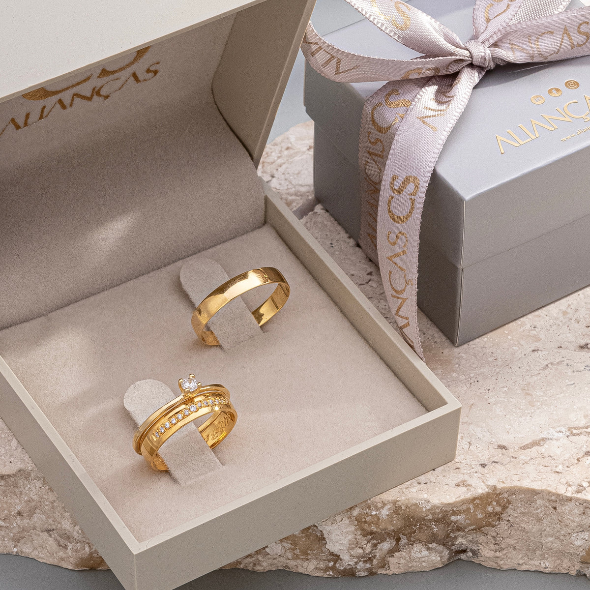Alianças de Casamento Desirée Ouro 18K 4mm + Anel Brinde