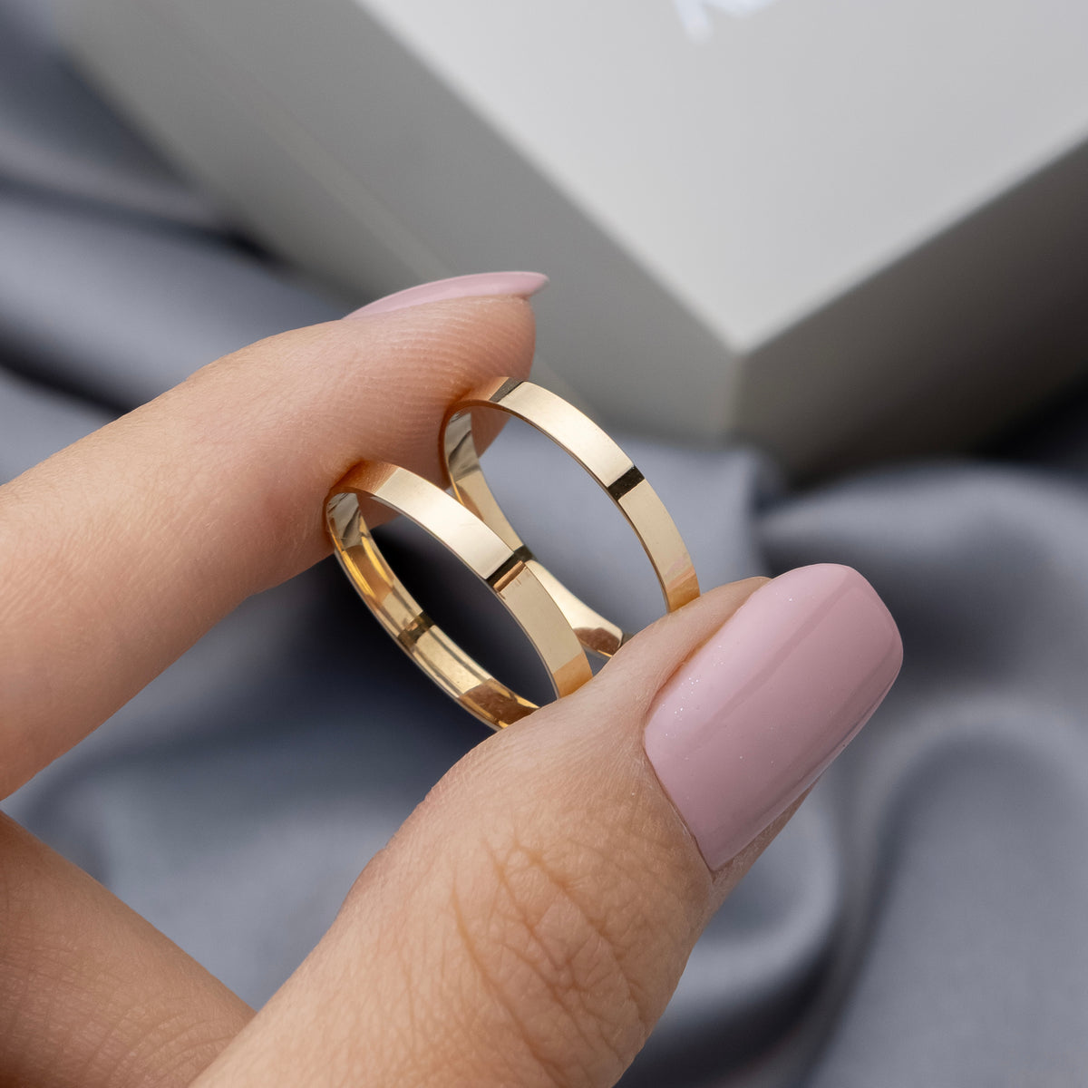 Alianças Nobre 2mm Banhadas a Ouro + Anel Brinde