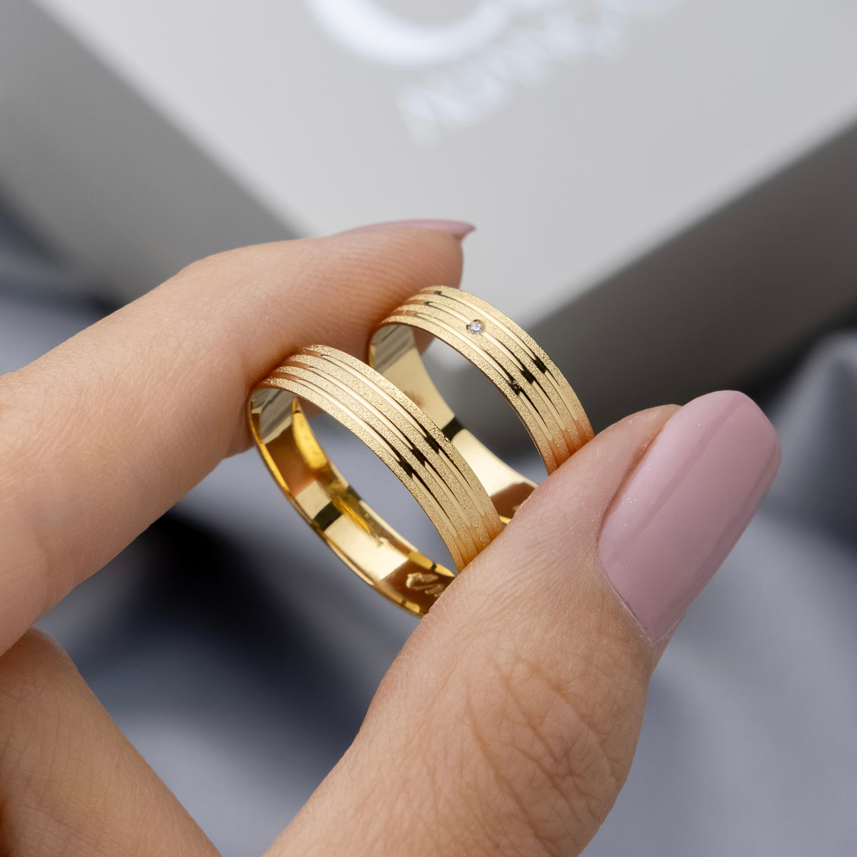 Alianças de Casamento Elysia Ouro 18K 4.5mm + Anel Brinde