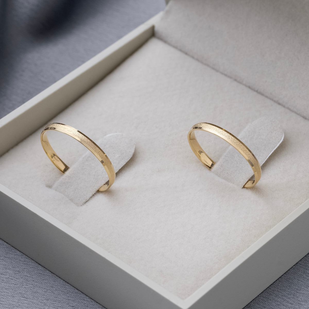 Alianças Celestia 2mm Banhadas a Ouro + Anel Brinde