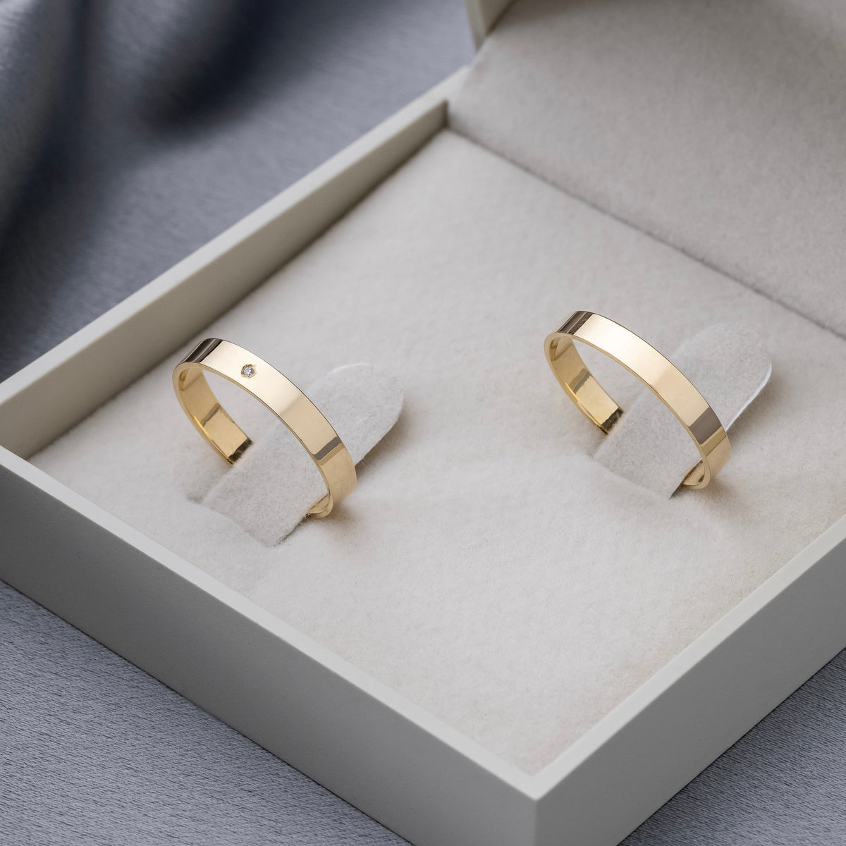 Alianças Innocence 3mm Banhadas a Ouro + Anel Brinde