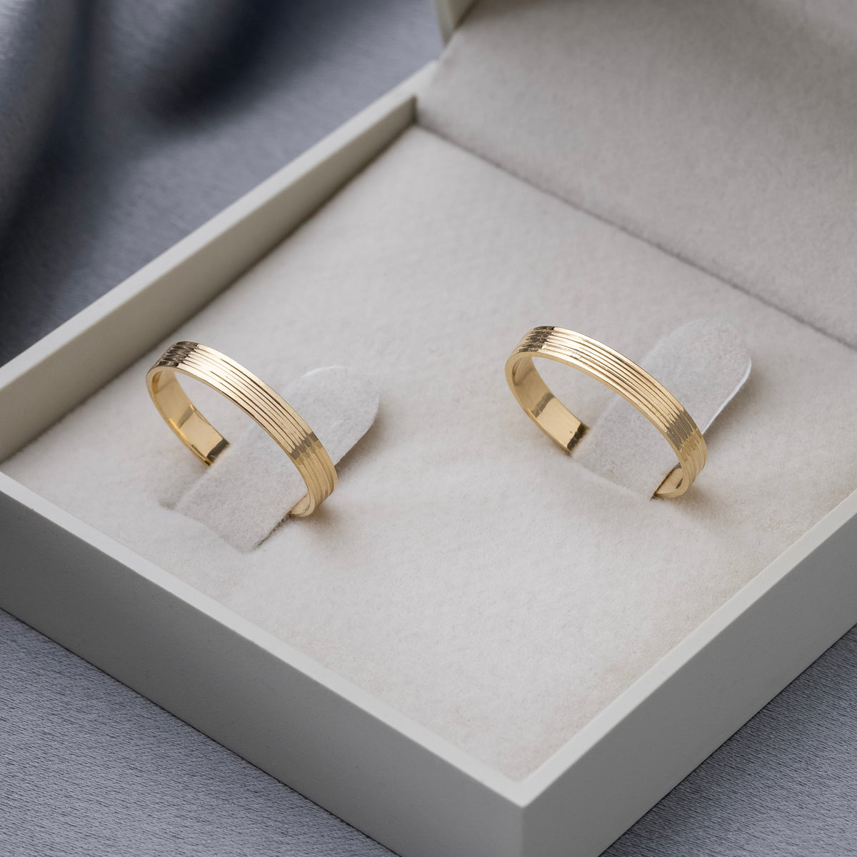 Alianças de Casamento Aura Ouro 10K 3mm + Anel Brinde