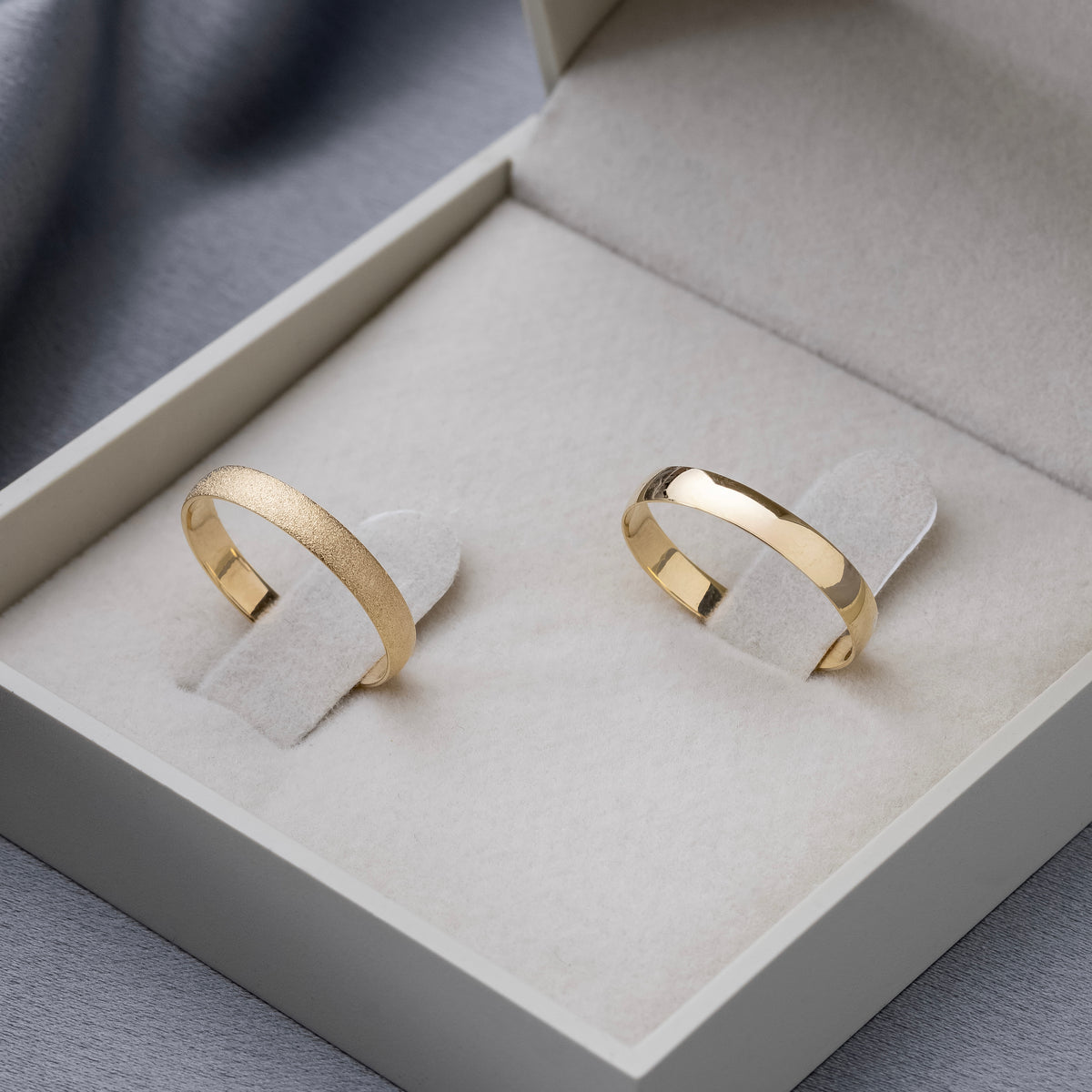 Alianças Classic Duo 3mm Banhadas a Ouro + Anel Brinde