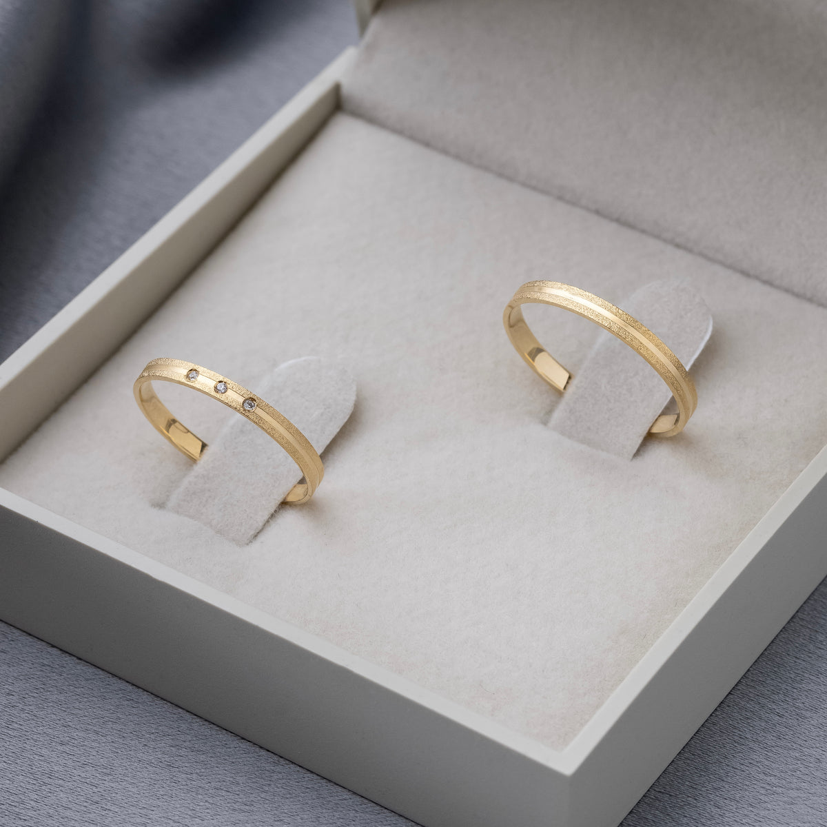 Alianças Encanto 2mm Banhadas a Ouro + Anel Brinde