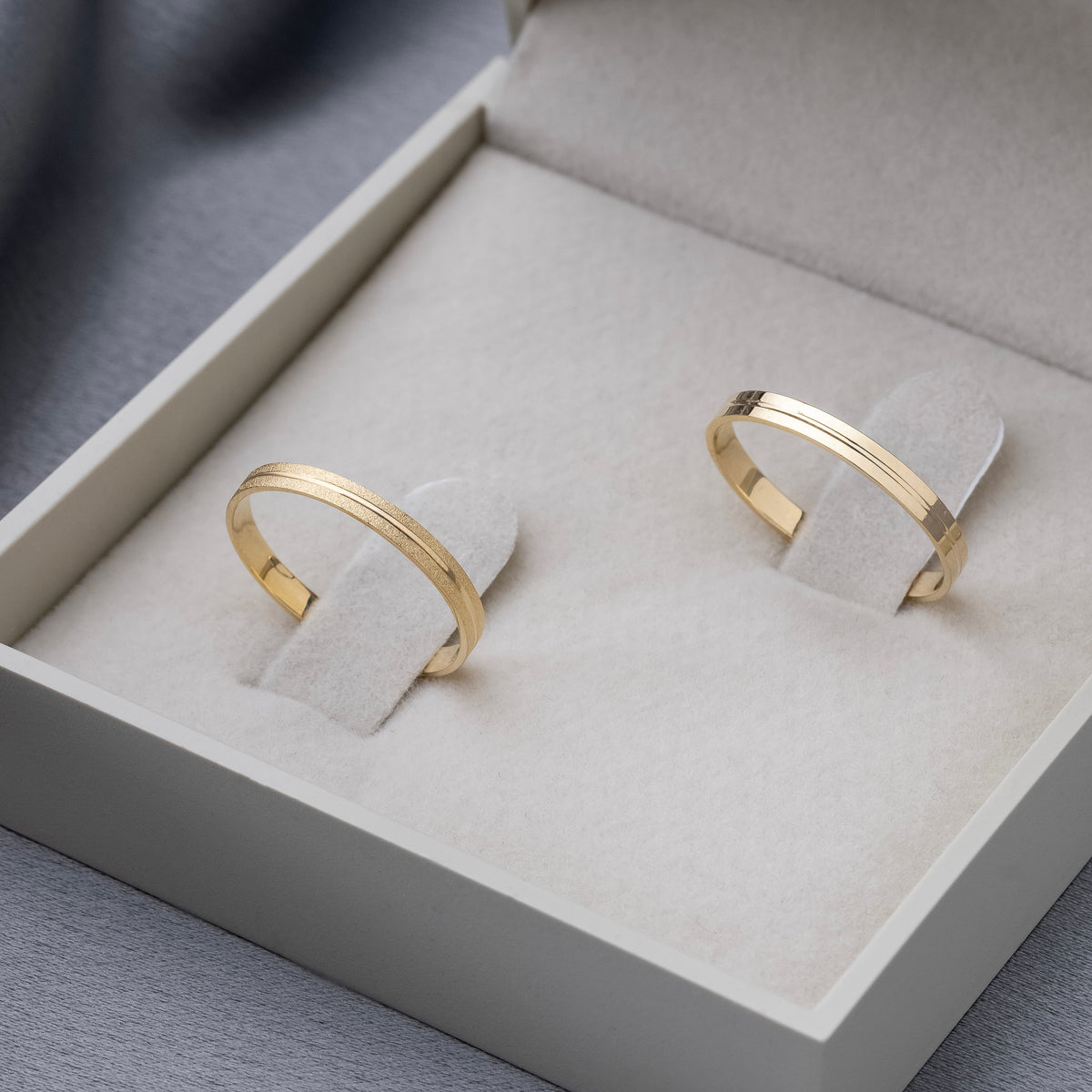 Alianças Dulce Duo 2mm Banhadas a Ouro + Anel Brinde