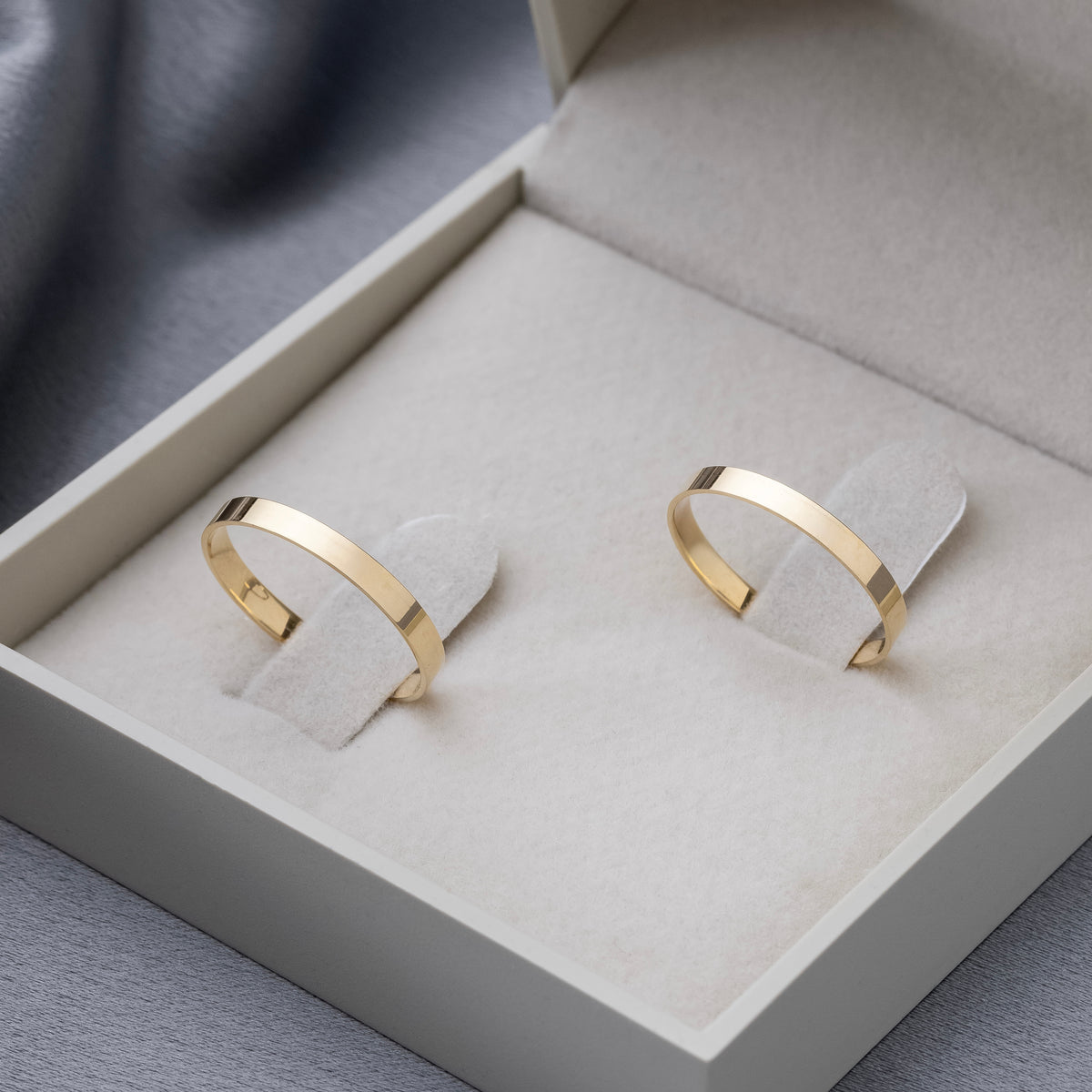 Alianças Nobre 2mm Banhadas a Ouro + Anel Brinde