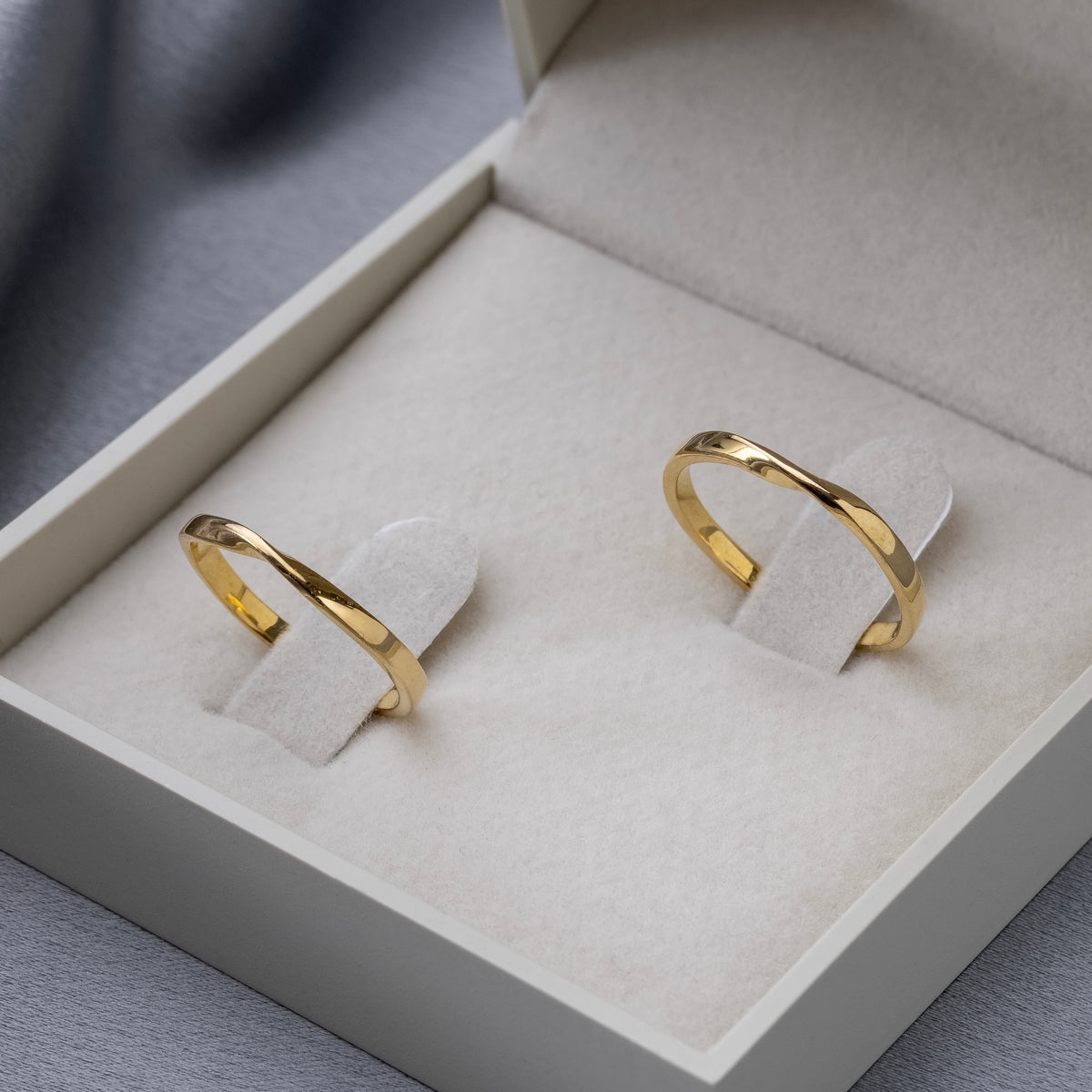 Alianças Eternity 2mm Banhadas a Ouro + Anel Brinde