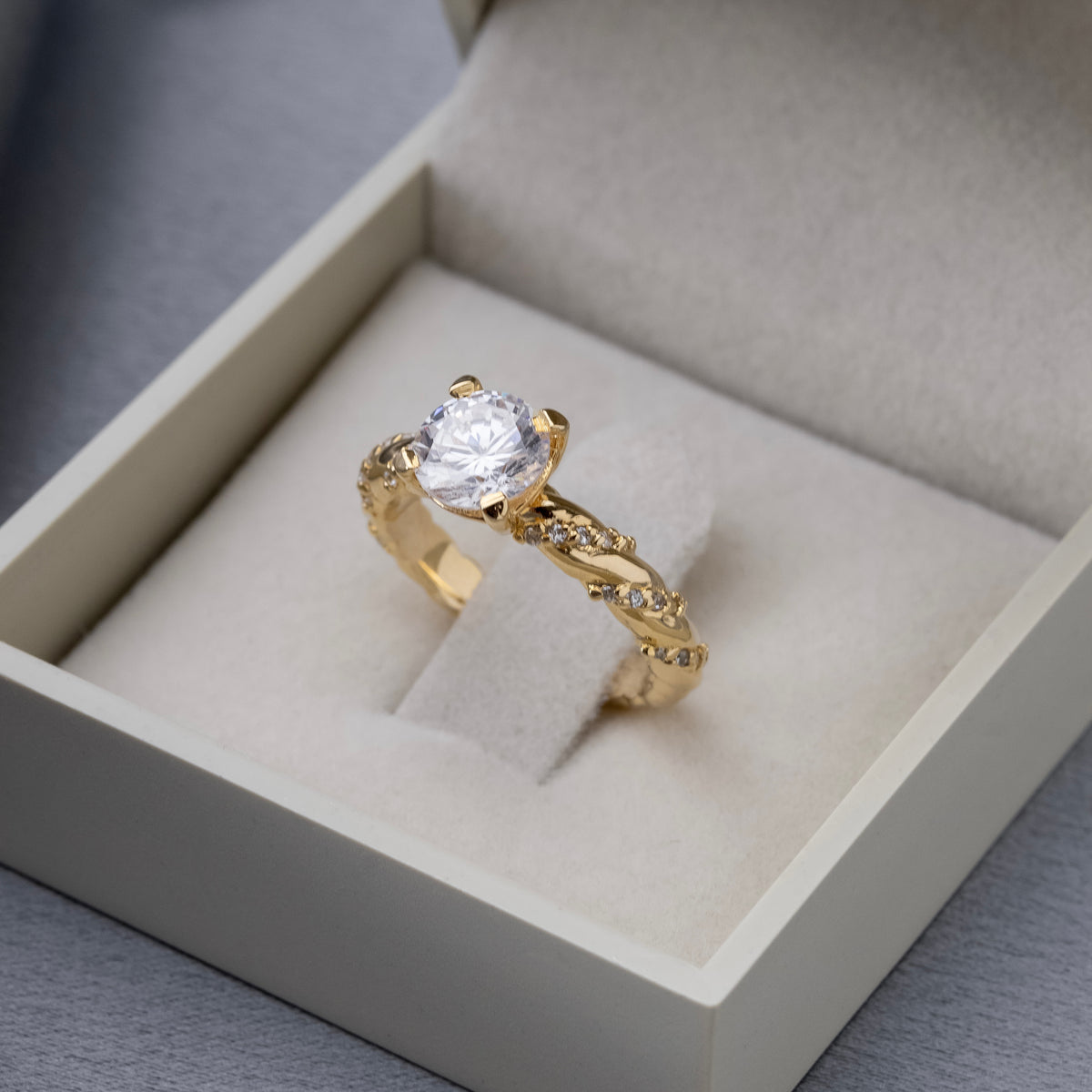 Anel Solitário Evangeline Ouro 18K