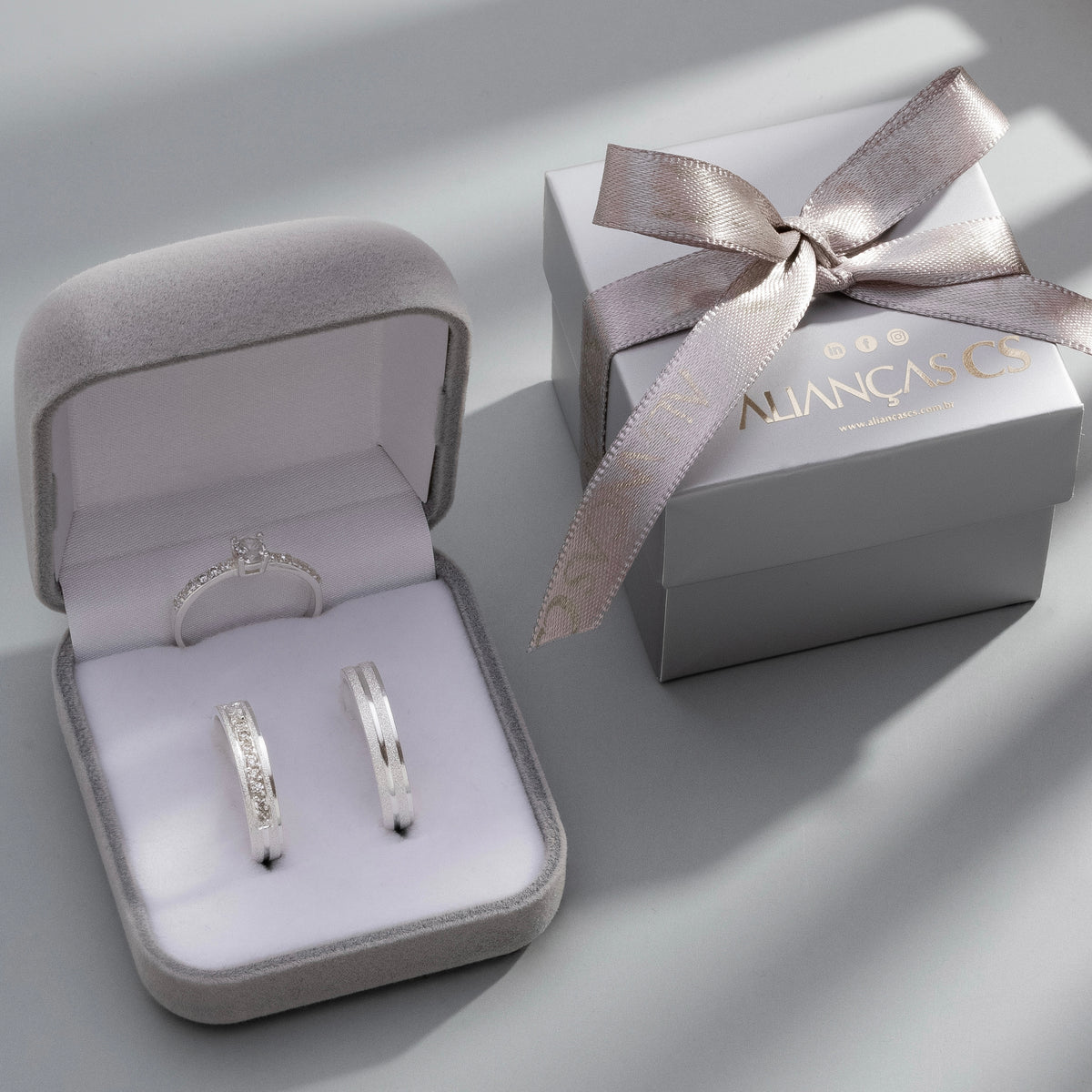 Alianças de Namoro Mini Glamour 4mm + Anel Solitário Classic