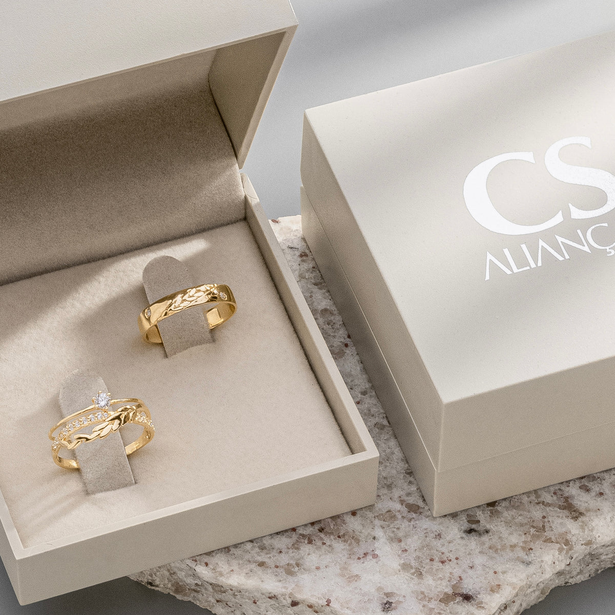 Alianças Euphoria 4mm Banhadas a Ouro + Anel Brinde