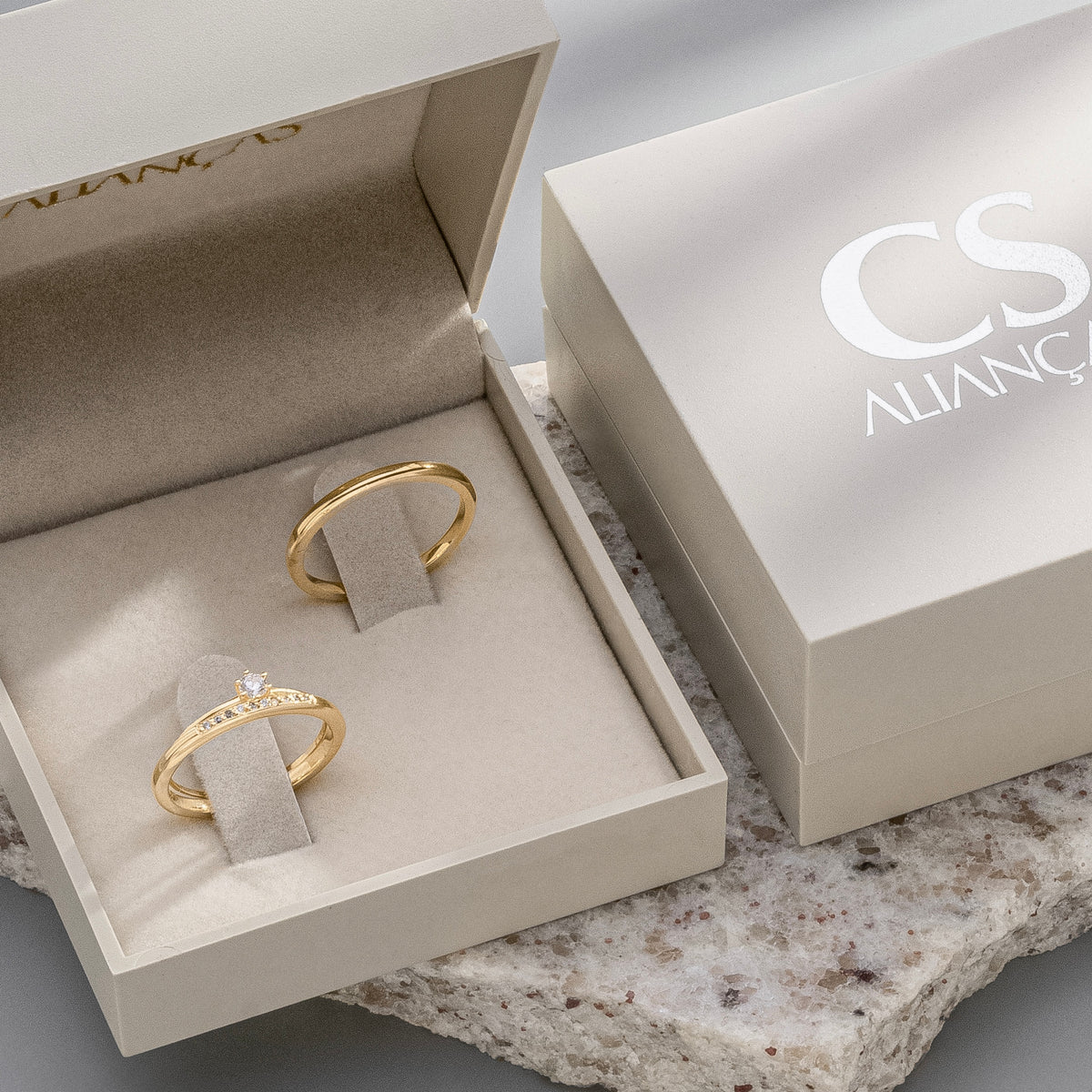 Alianças Nuance III 2mm Banhadas a Ouro + Anel Brinde