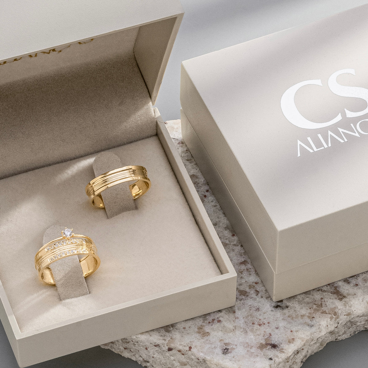 Alianças Unique 6mm Banhadas a Ouro + Anel Brinde