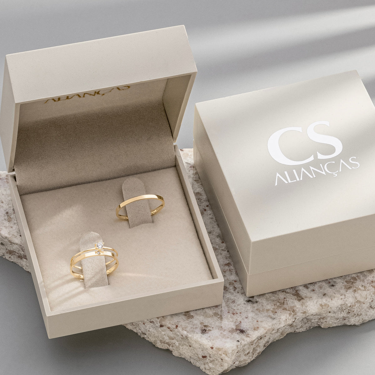 Alianças Innocence 2mm Banhadas a Ouro + Anel Brinde