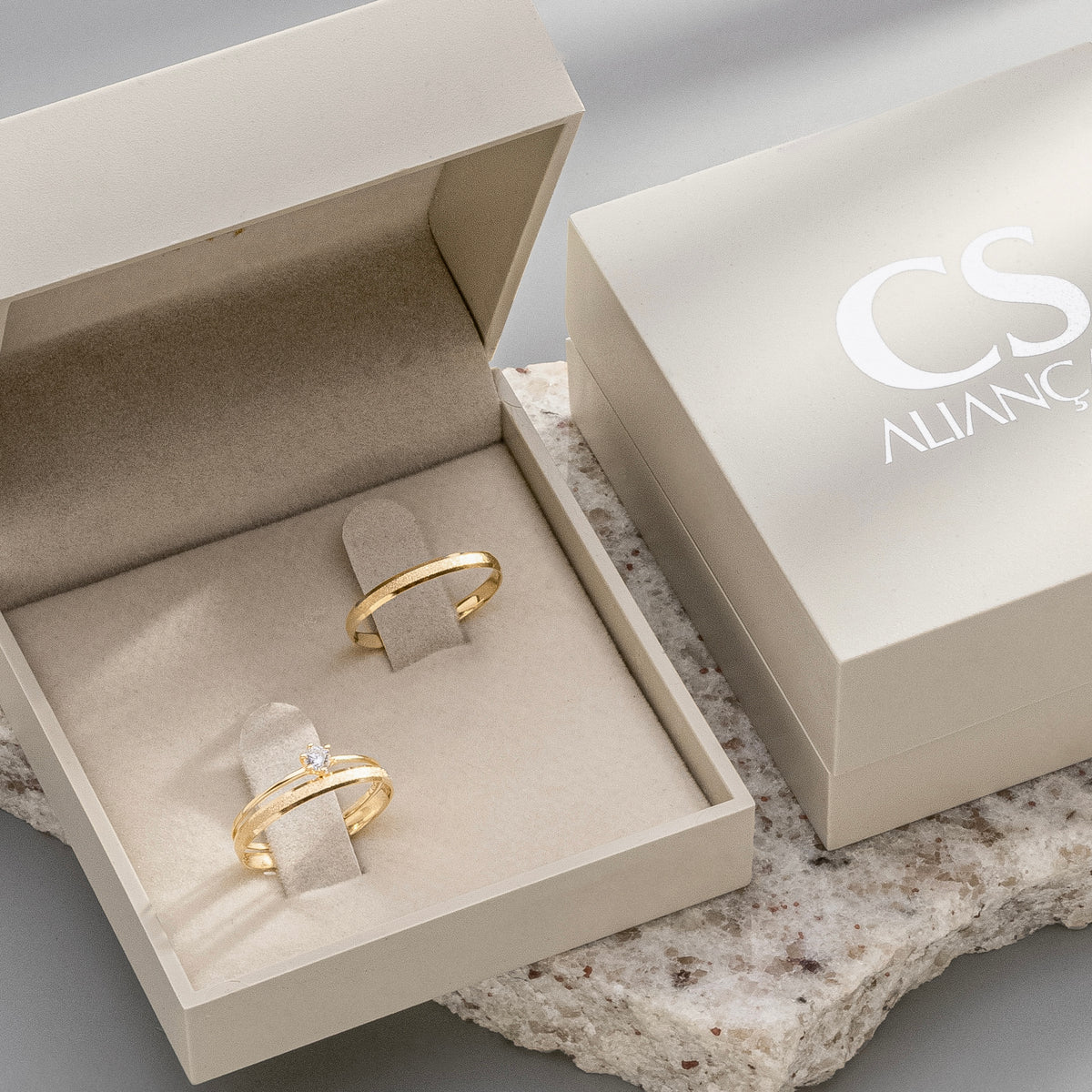 Alianças de Casamento Celestia Ouro 18K 2mm + Anel Brinde