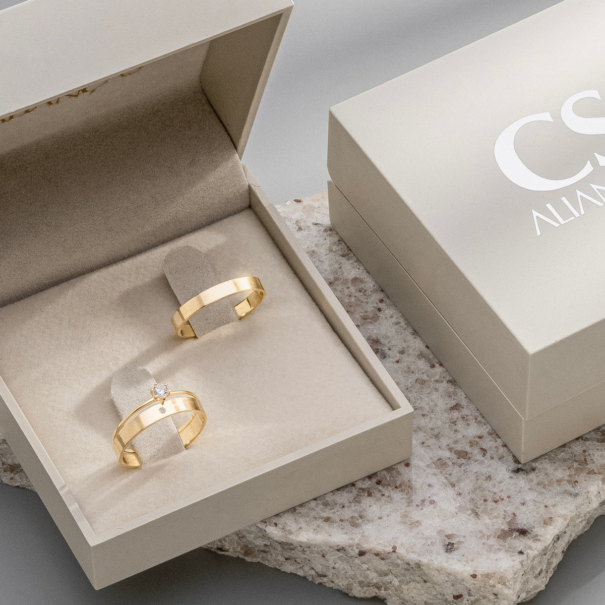Alianças Innocence 3mm Banhadas a Ouro + Anel Brinde