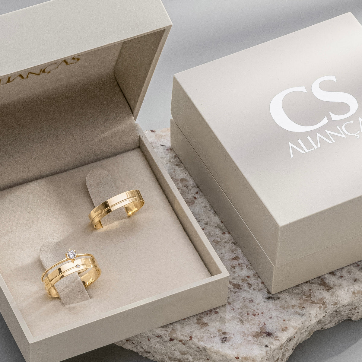 Alianças J´adore 4mm Banhadas a Ouro + Anel Brinde