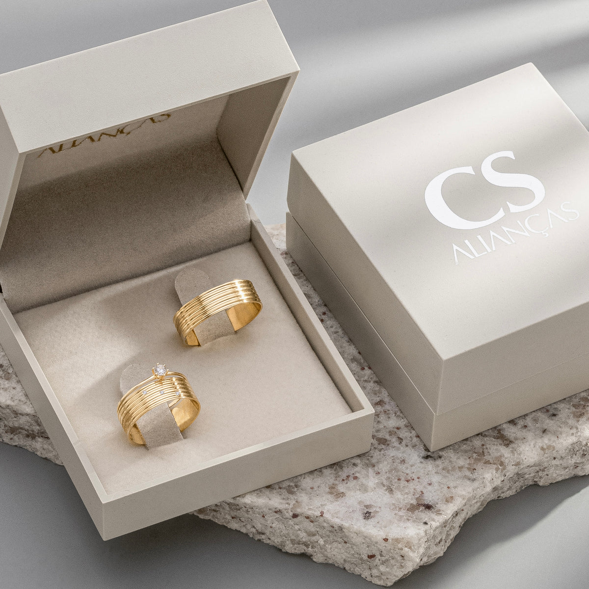 Alianças Meredith 6mm Banhadas a Ouro + Anel Brinde