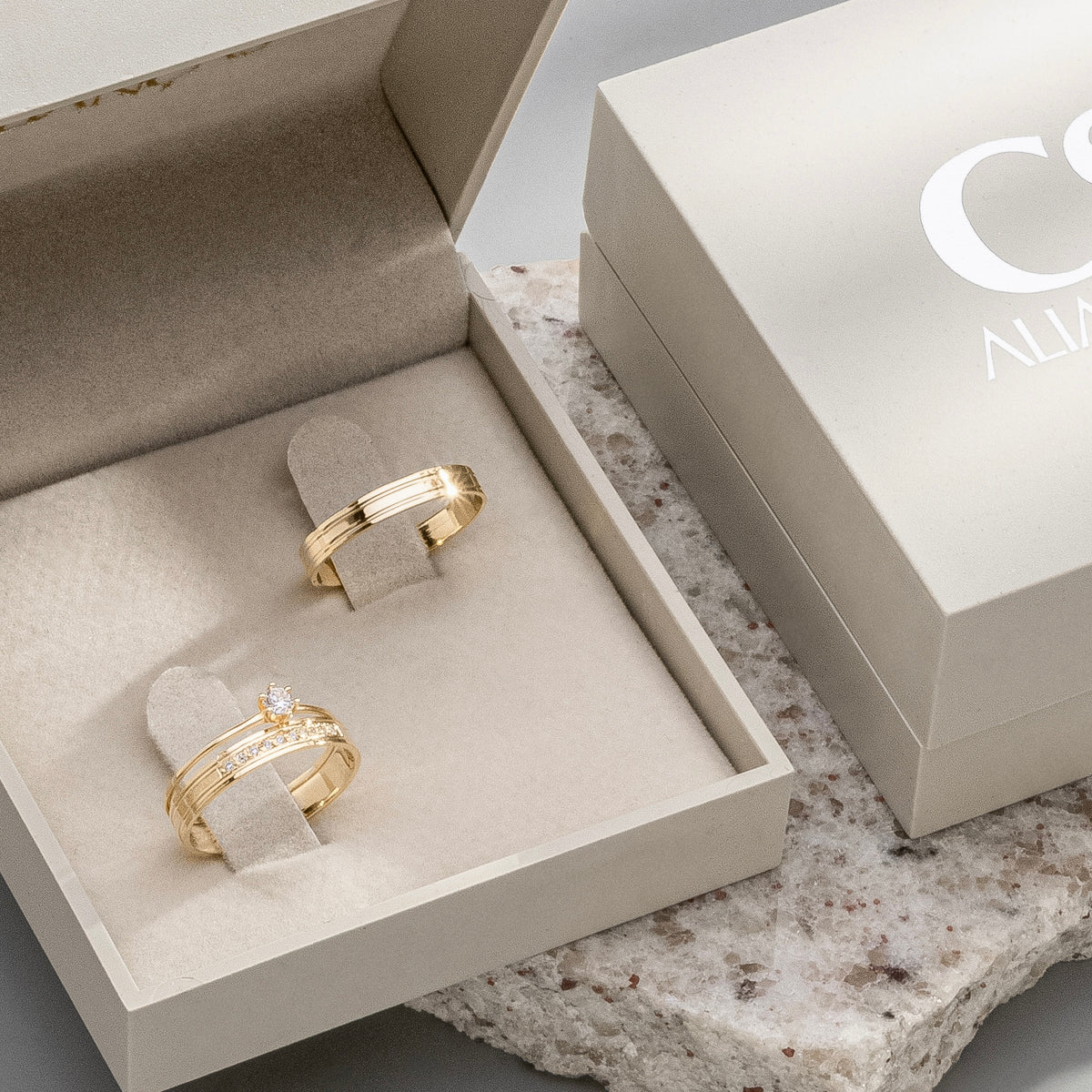 Alianças Chanel 3mm Banhadas a Ouro + Anel Brinde