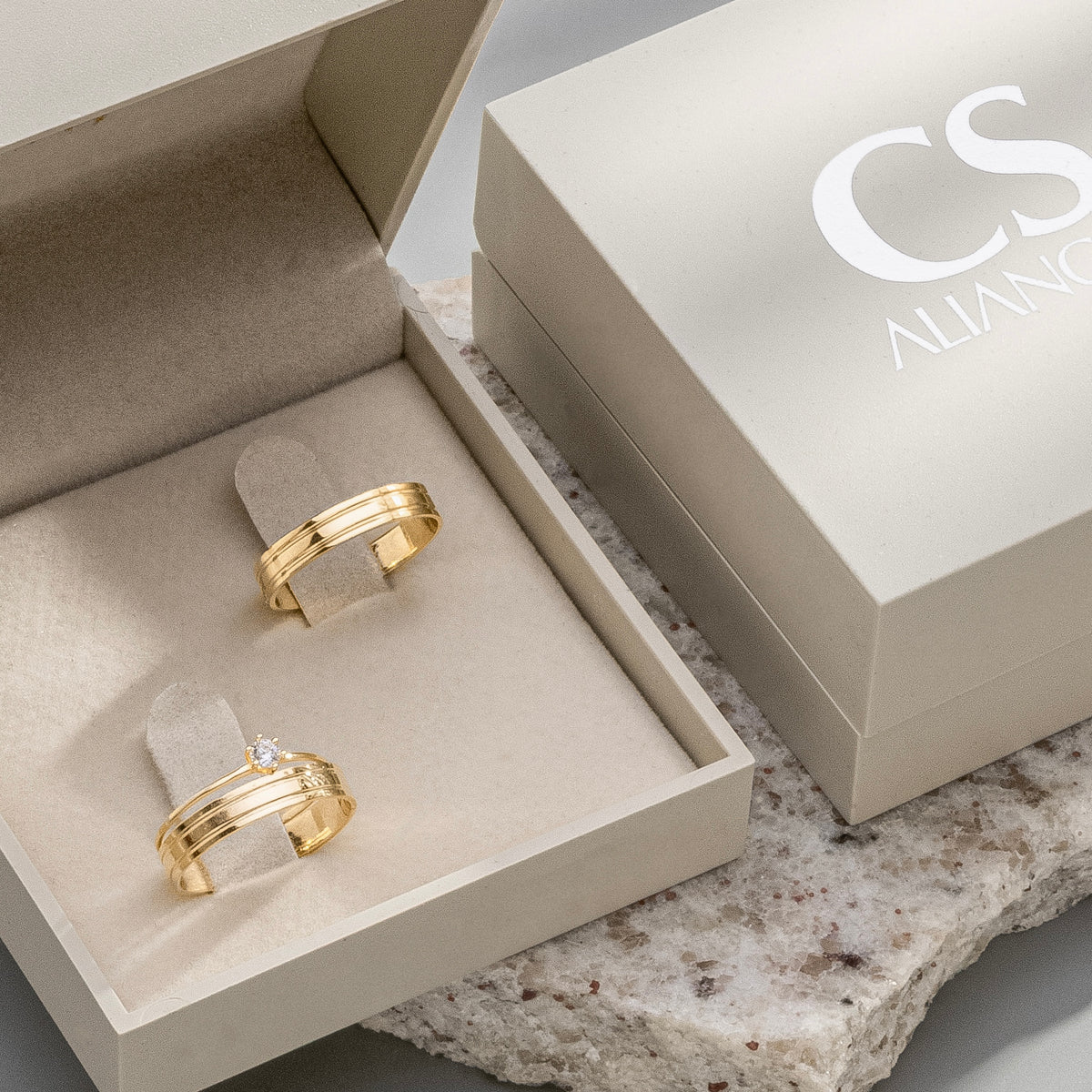 Alianças Herrera 4mm Banhadas a Ouro + Anel Brinde