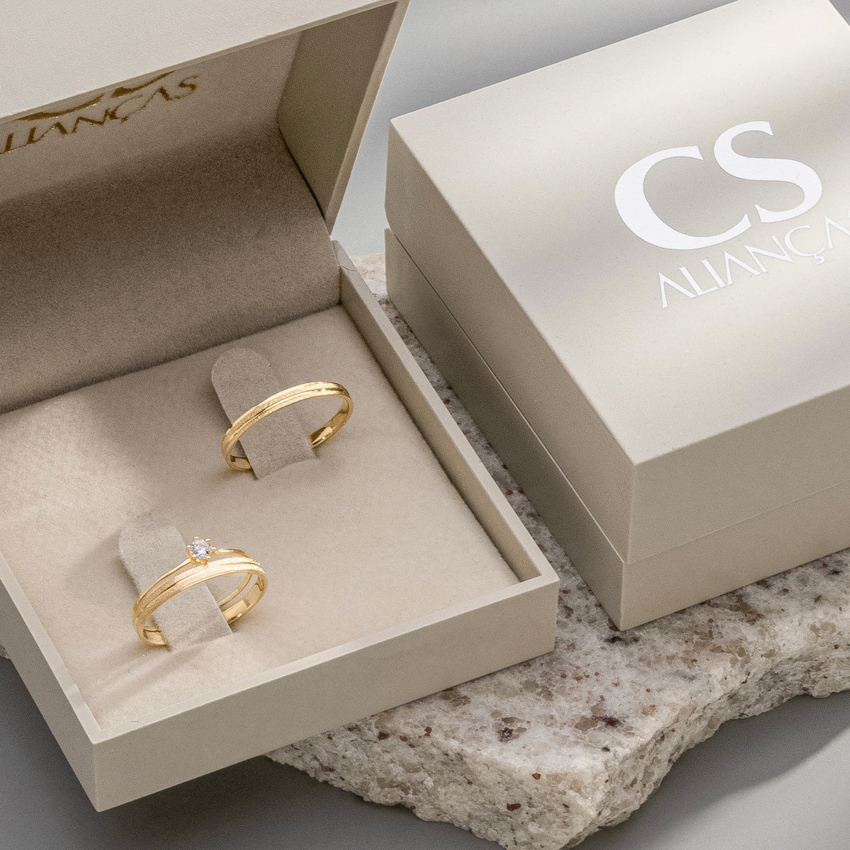 Alianças de Casamento Delicate Ouro 10K 2mm + Anel Brinde