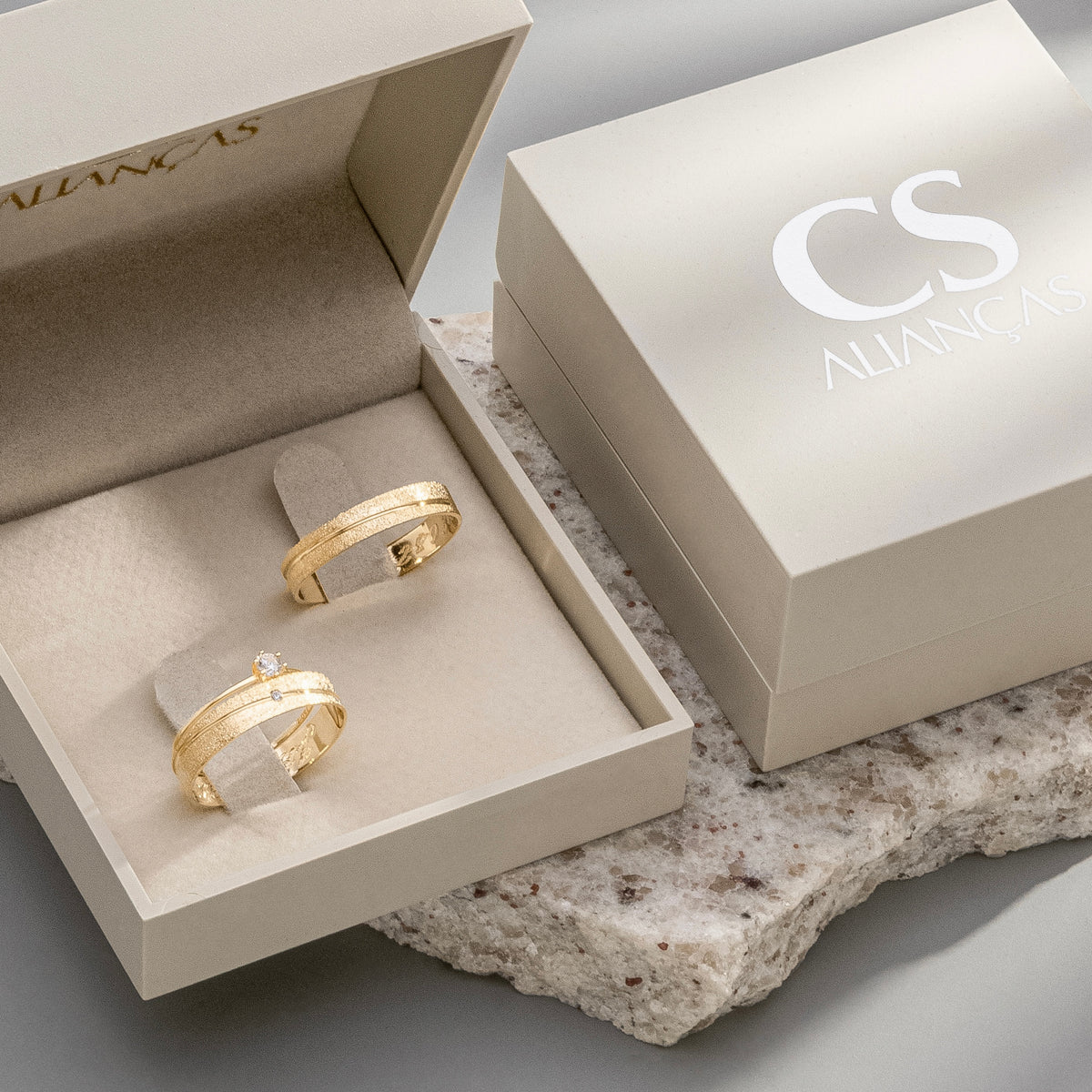 Alianças Cadence 4mm Banhadas a Ouro + Anel Brinde