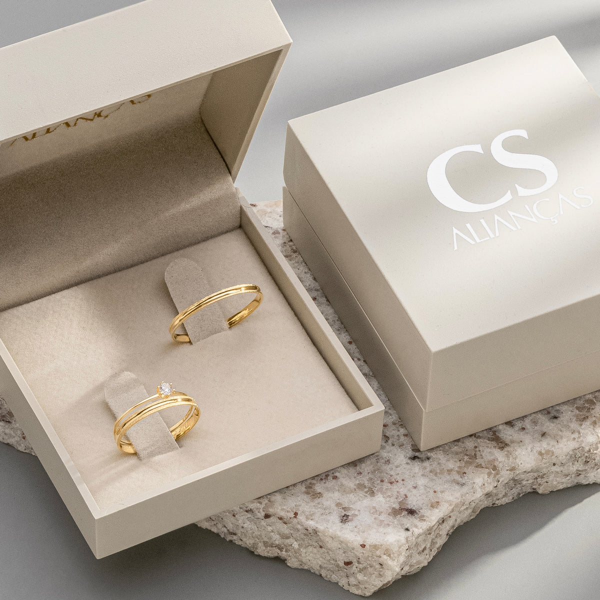 Alianças de Casamento Irís Ouro 18K 2mm + Anel Brinde