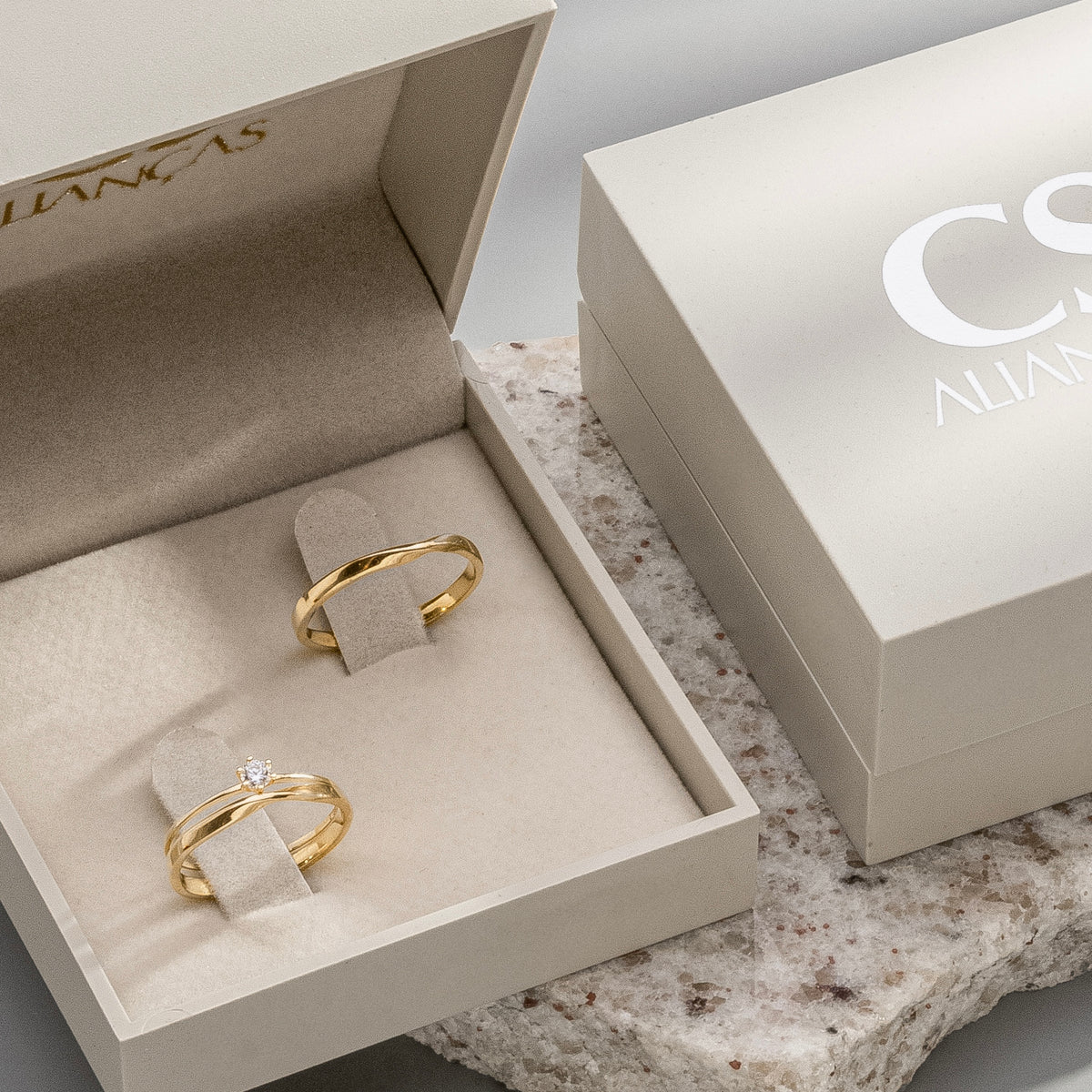 Alianças de Casamento Eternity Ouro 10K 2mm + Anel Brinde