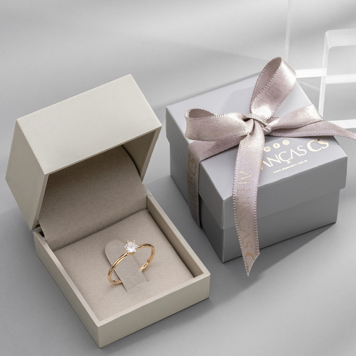 Anel Solitário Madelaine Banhado a Ouro (Envio Full)
