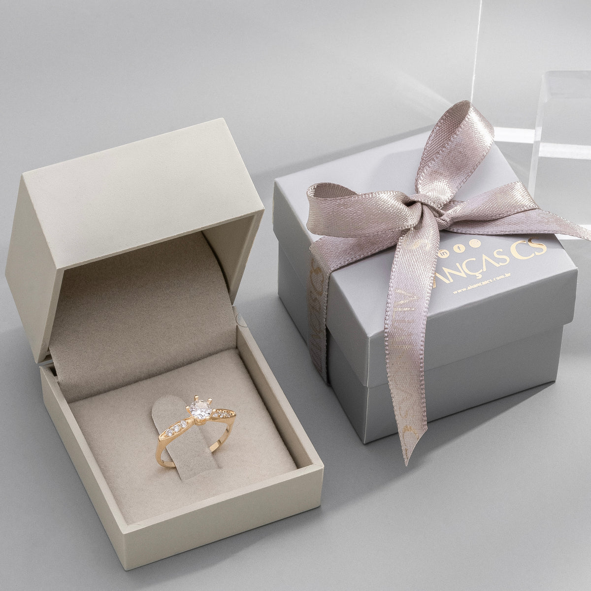 Anel Solitário Delicate Plus Ouro 10K