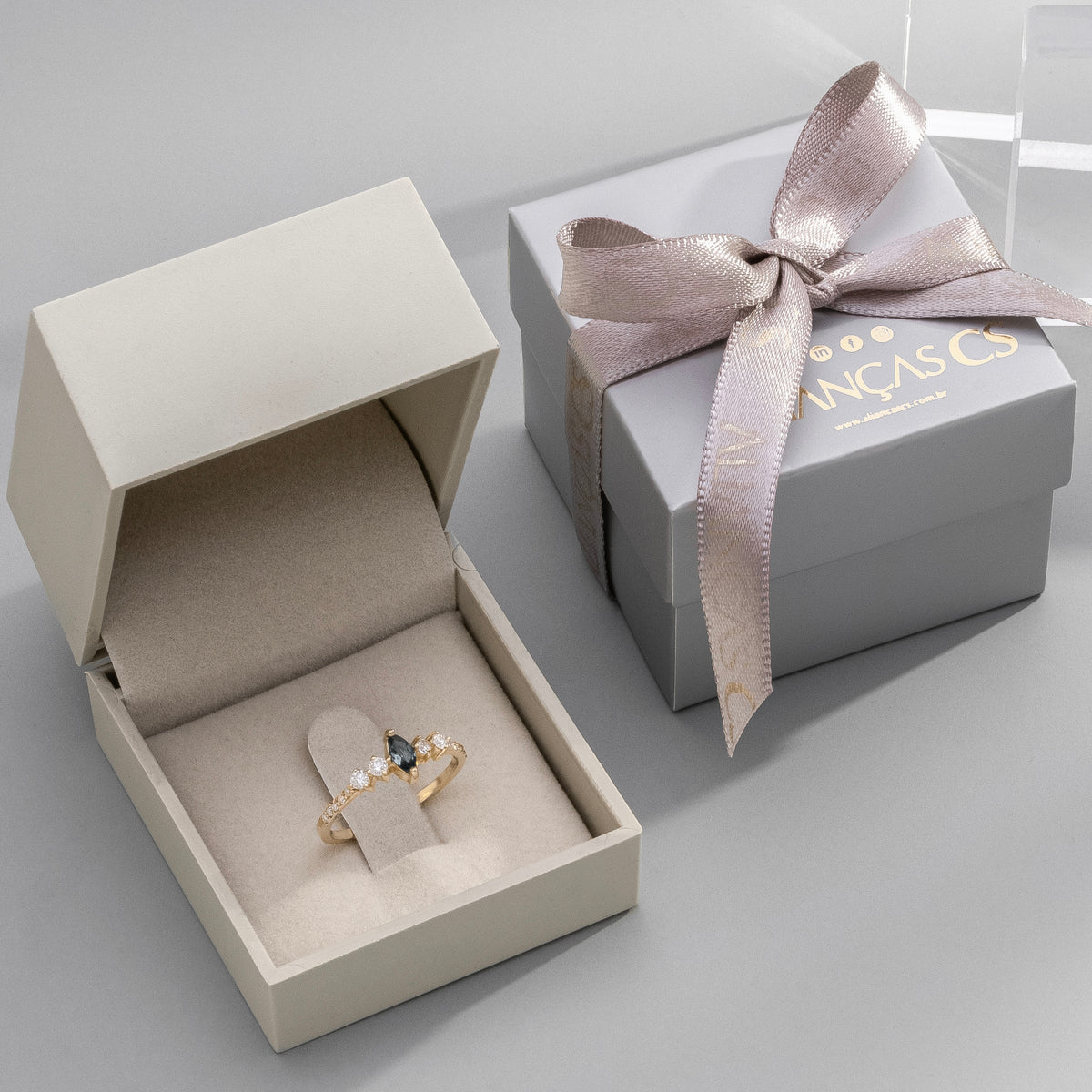 Anel Solitário Áurea Plus Ouro 18k com Topázio London e Moissanites