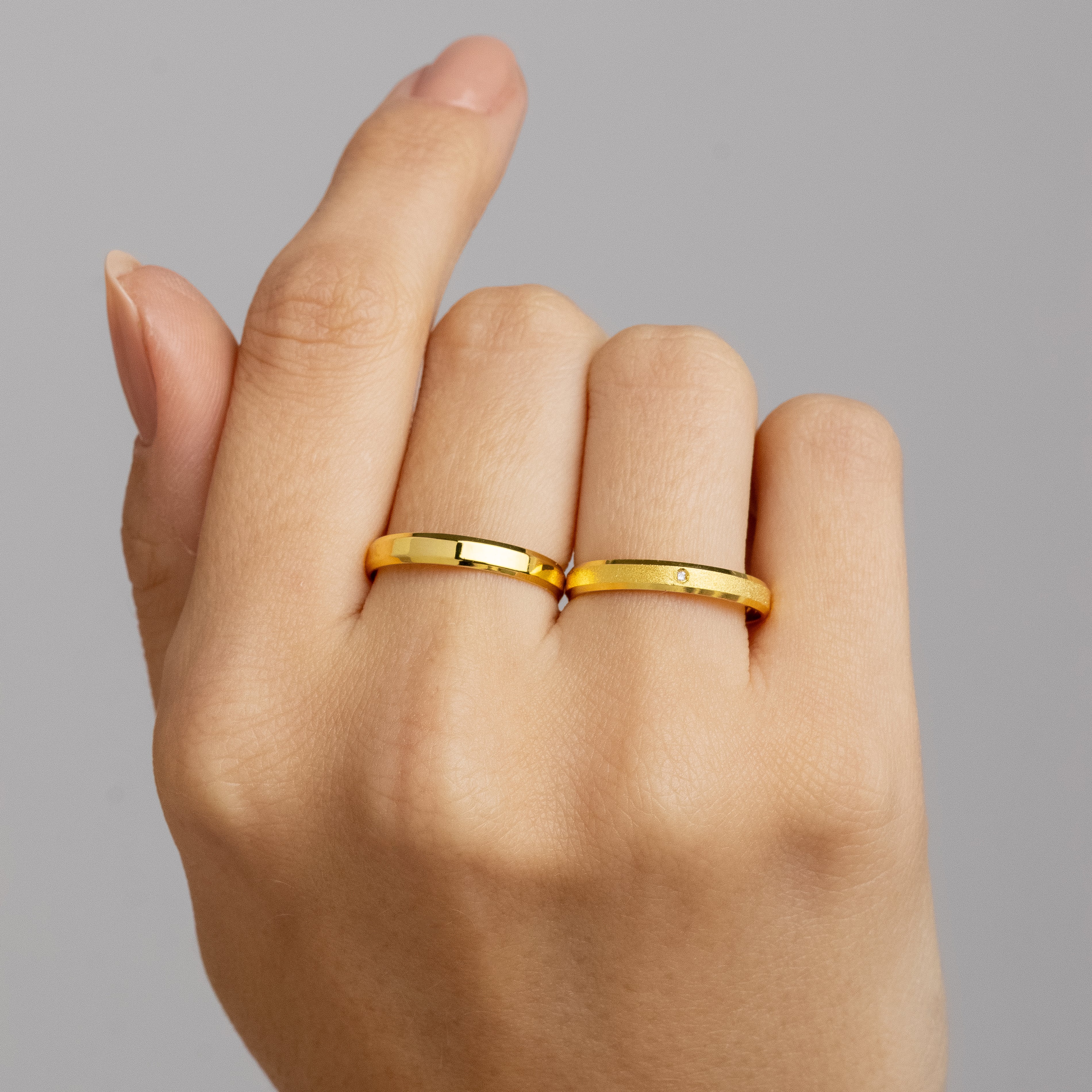 Alianças Celestia Duo 3mm Banhadas a Ouro + Anel Brinde