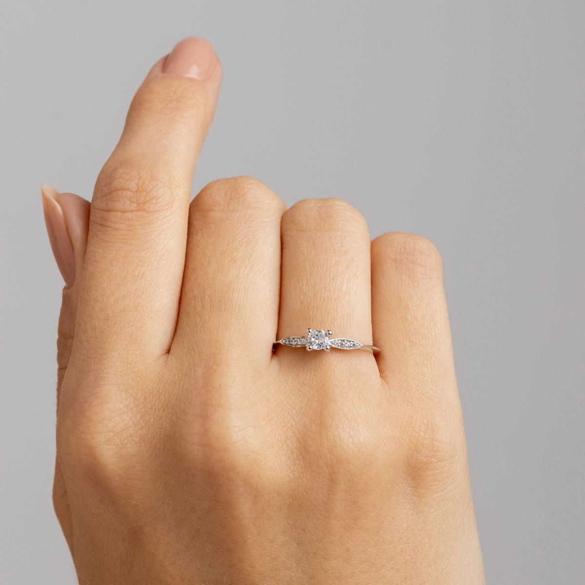 Anel Solitário Delicate Ouro Branco 18K