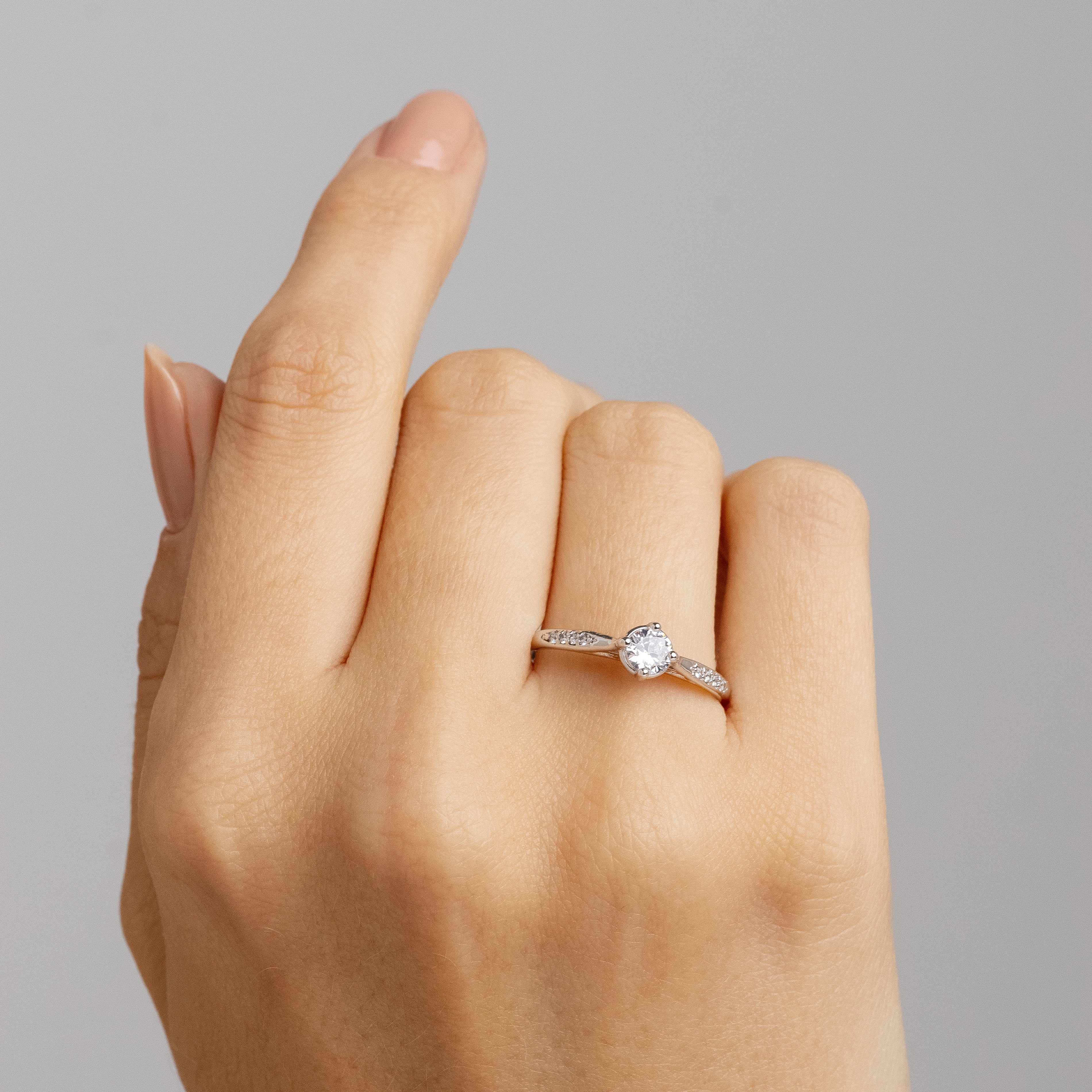 Anel Solitário Arielle Ouro Branco 18K